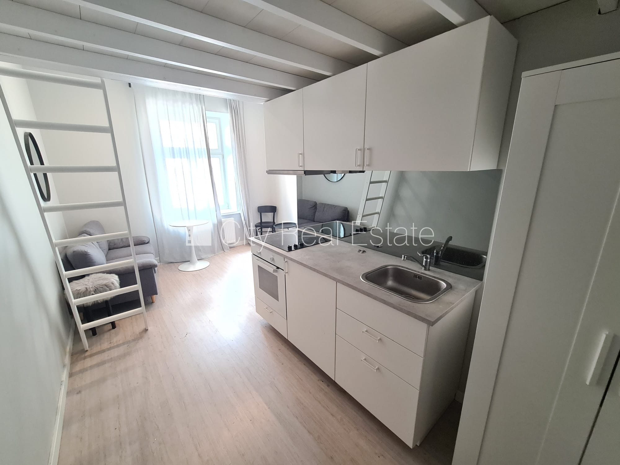 Sludinājumi. Fasādes māja, renovēta māja, slēgts pagalms, ieeja no ielas, kāpņu telpa pēc kapitālā remonta, logi Cena: 320 EUR/mēn Foto #4