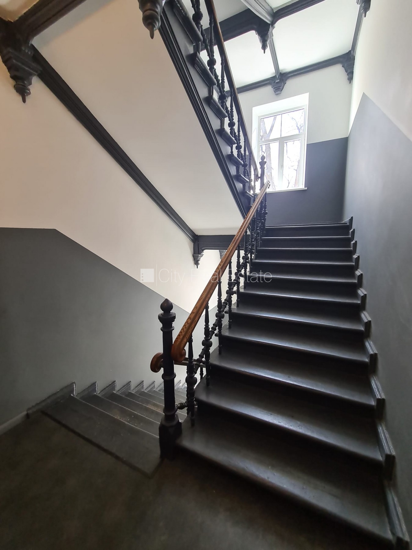 Sludinājumi. Fasādes māja, renovēta māja, slēgts pagalms, ieeja no ielas, kāpņu telpa pēc kapitālā remonta, logi Cena: 320 EUR/mēn Foto #19