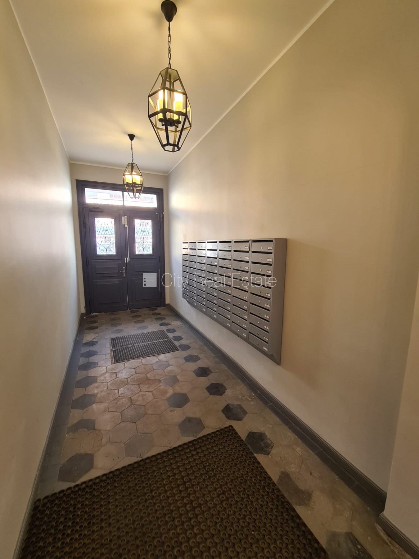 Sludinājumi. Fasādes māja, renovēta māja, slēgts pagalms, ieeja no ielas, kāpņu telpa pēc kapitālā remonta, logi Cena: 320 EUR/mēn Foto #23