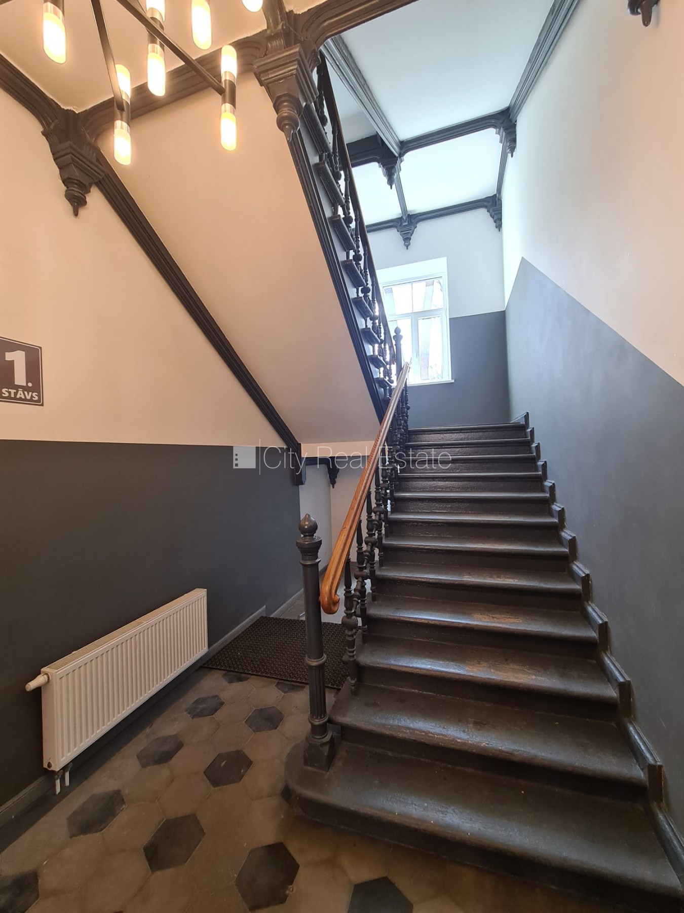 Sludinājumi. Fasādes māja, renovēta māja, slēgts pagalms, ieeja no ielas, kāpņu telpa pēc kapitālā remonta, logi Cena: 320 EUR/mēn Foto #22