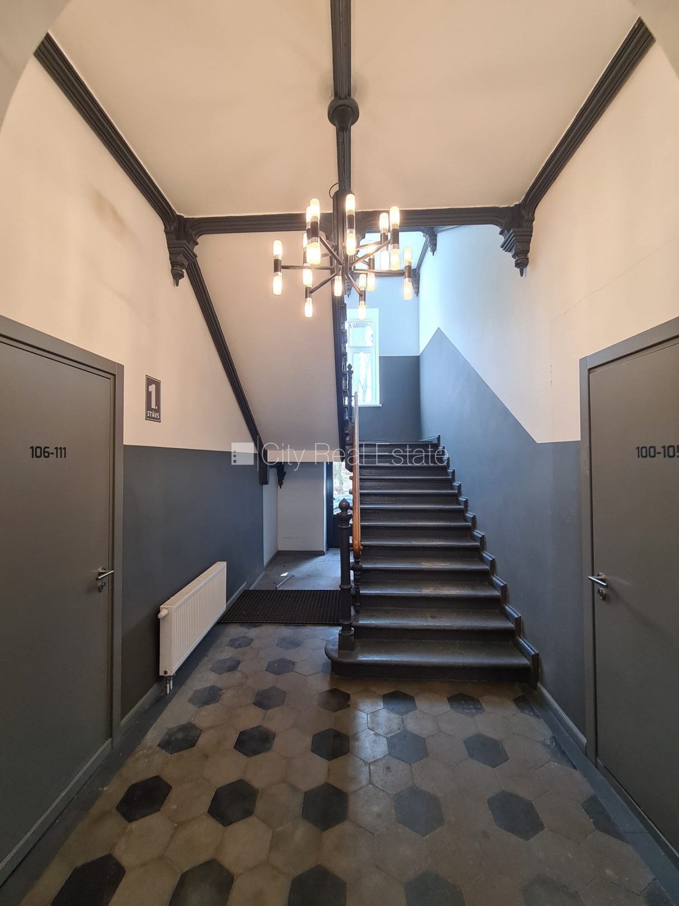 Sludinājumi. Fasādes māja, renovēta māja, slēgts pagalms, ieeja no ielas, kāpņu telpa pēc kapitālā remonta, logi Cena: 320 EUR/mēn Foto #21