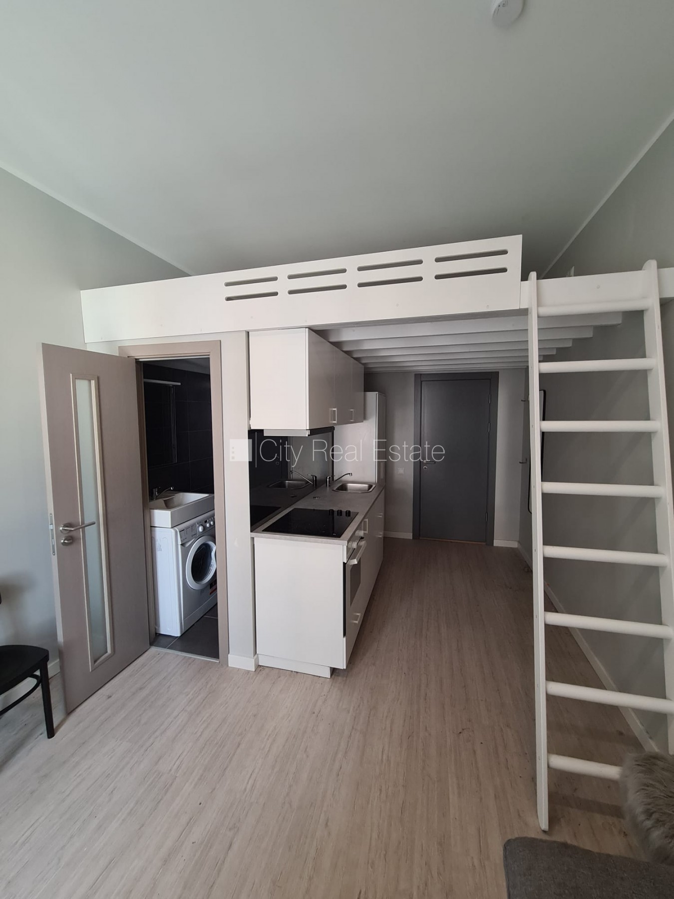 Sludinājumi. Fasādes māja, renovēta māja, slēgts pagalms, ieeja no ielas, kāpņu telpa pēc kapitālā remonta, logi Cena: 320 EUR/mēn Foto #8