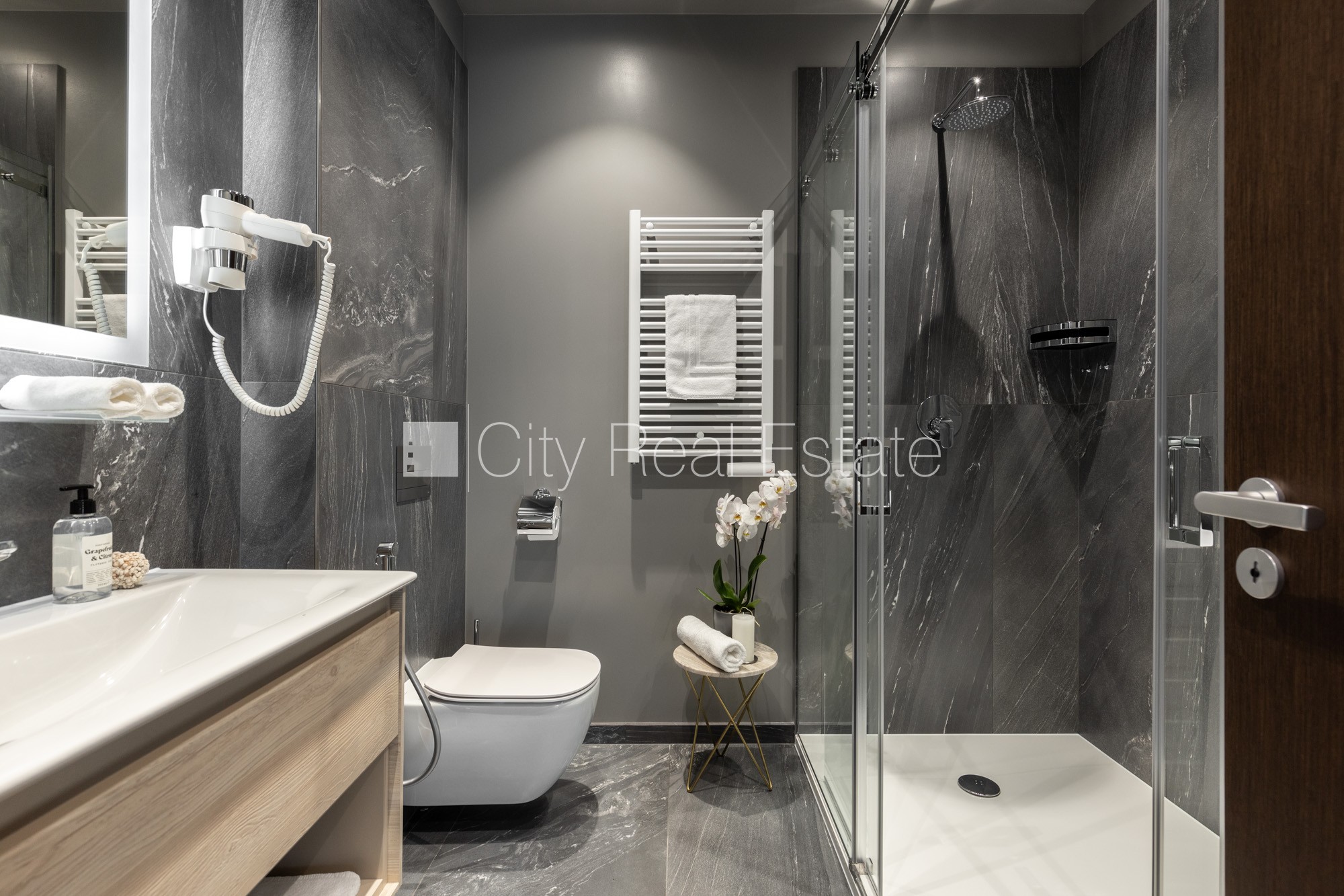 Sludinājumi. Jaunceltne, fasādes māja, labiekārtots apzaļumots pagalms, pazemes autostāvvieta, ieeja no ielas, Cena: 2200 EUR/mēn Foto #10