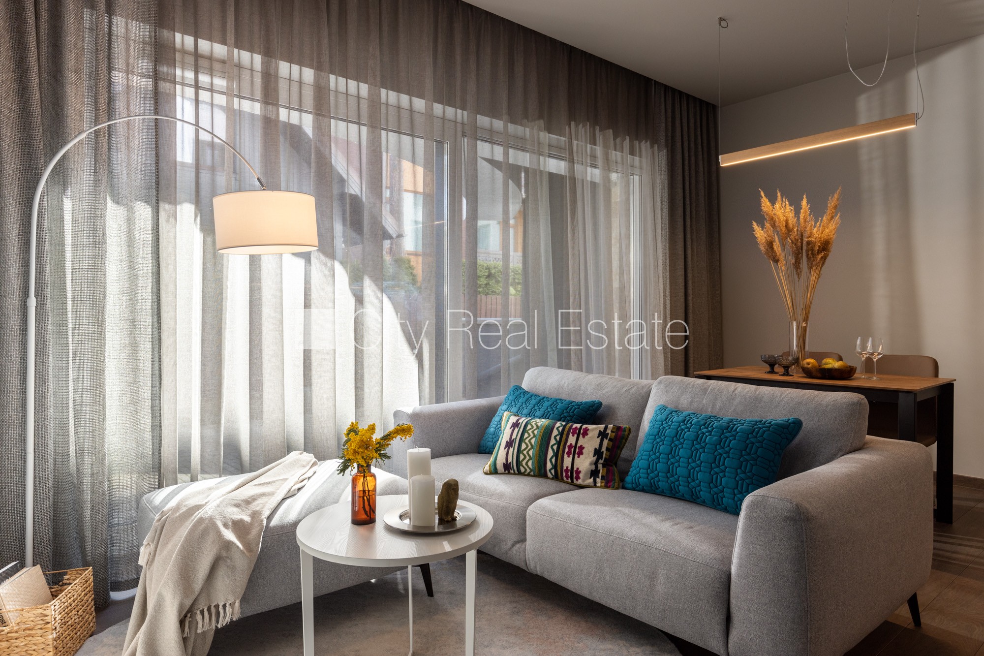 Sludinājumi. Jaunceltne, fasādes māja, labiekārtots apzaļumots pagalms, pazemes autostāvvieta, ieeja no ielas, Cena: 2200 EUR/mēn Foto #1