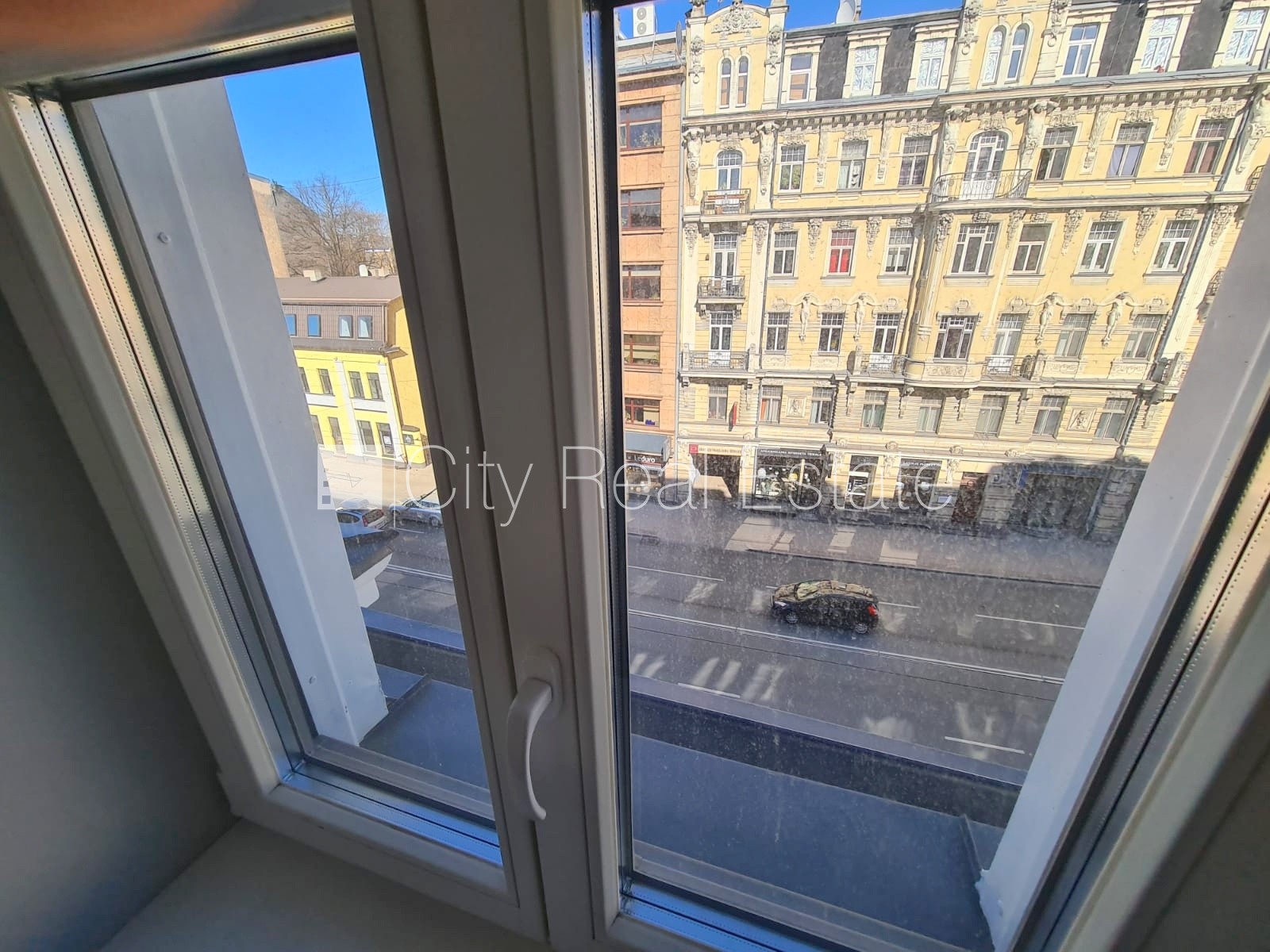 Sludinājumi. Fasādes māja, renovēta māja, slēgts pagalms, ieeja no ielas, kāpņu telpa pēc kapitālā remonta, logi Cena: 300 EUR/mēn Foto #5