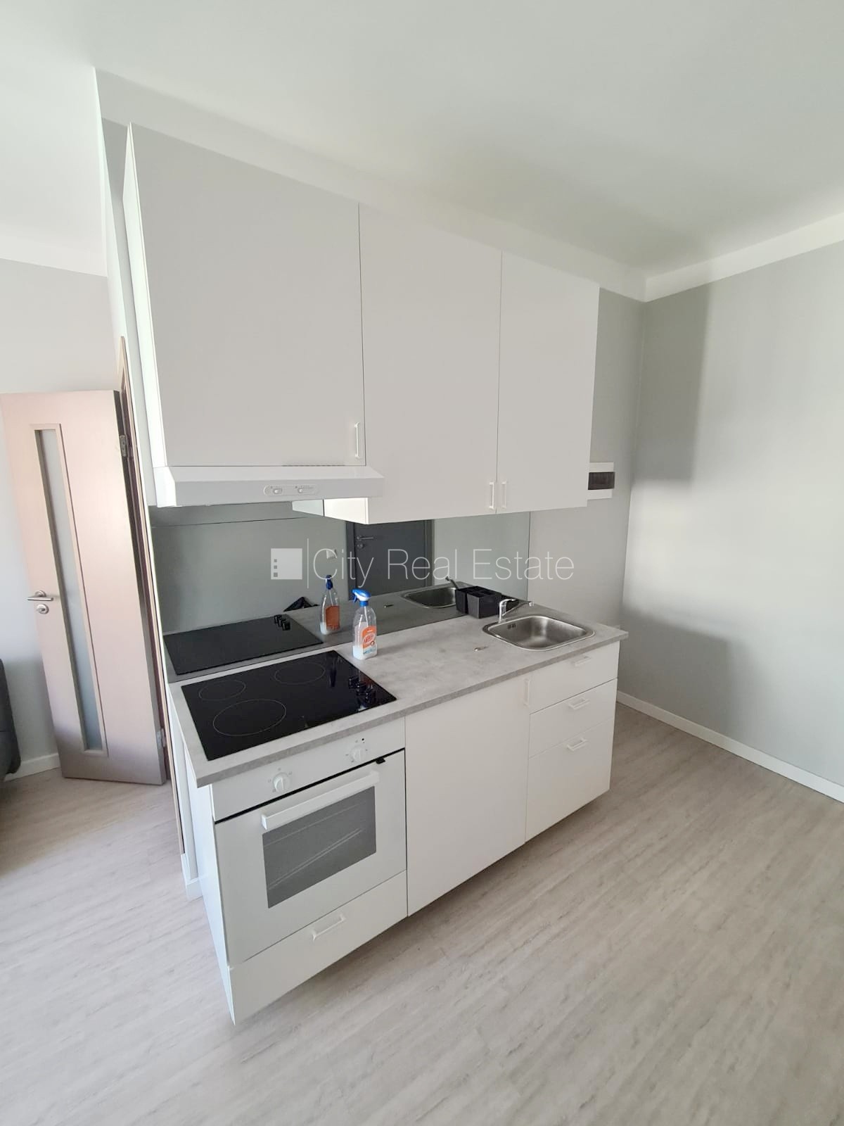 Sludinājumi. Fasādes māja, renovēta māja, slēgts pagalms, ieeja no ielas, kāpņu telpa pēc kapitālā remonta, logi Cena: 300 EUR/mēn Foto #8