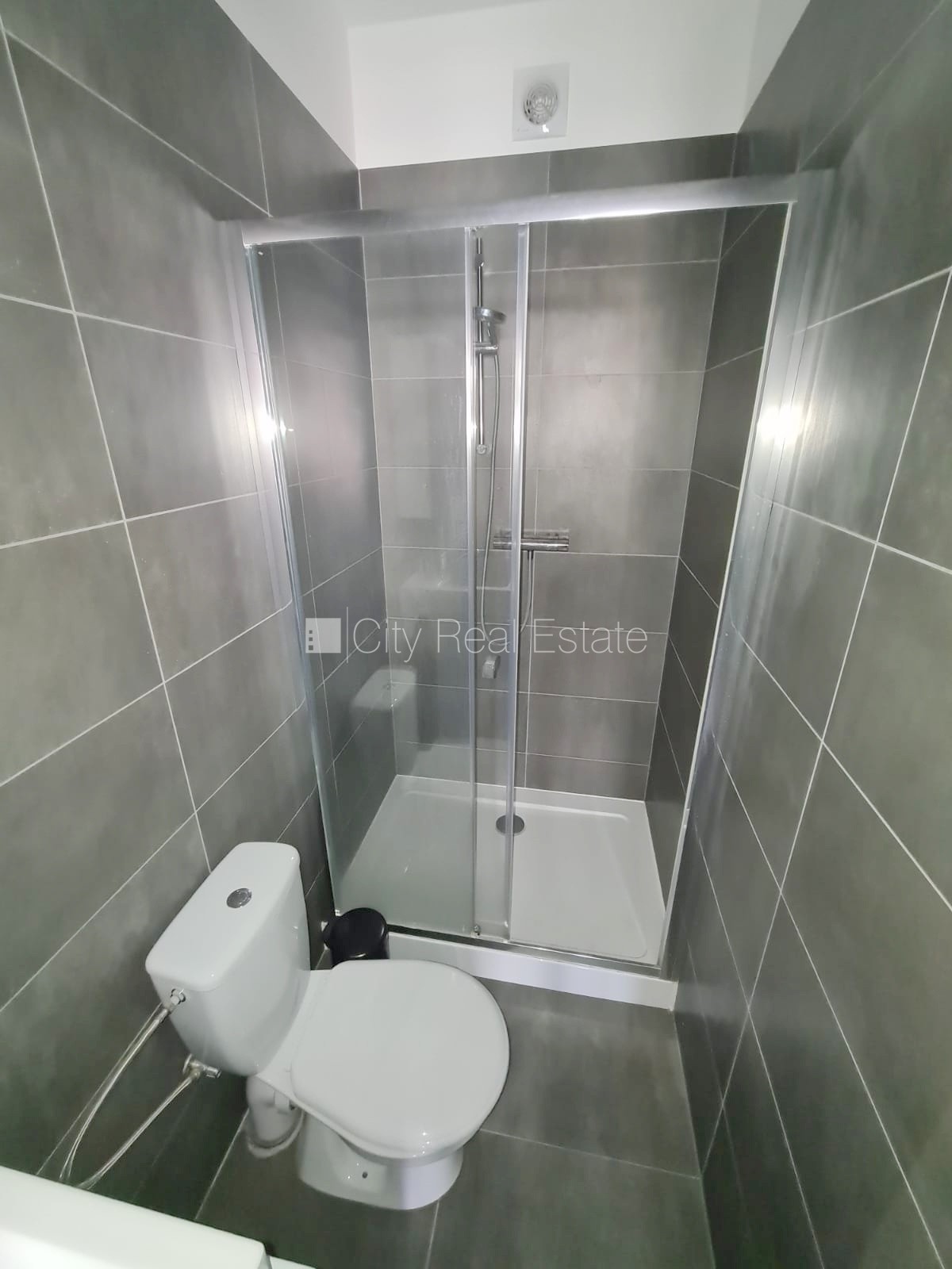 Sludinājumi. Fasādes māja, renovēta māja, slēgts pagalms, ieeja no ielas, kāpņu telpa pēc kapitālā remonta, logi Cena: 300 EUR/mēn Foto #9