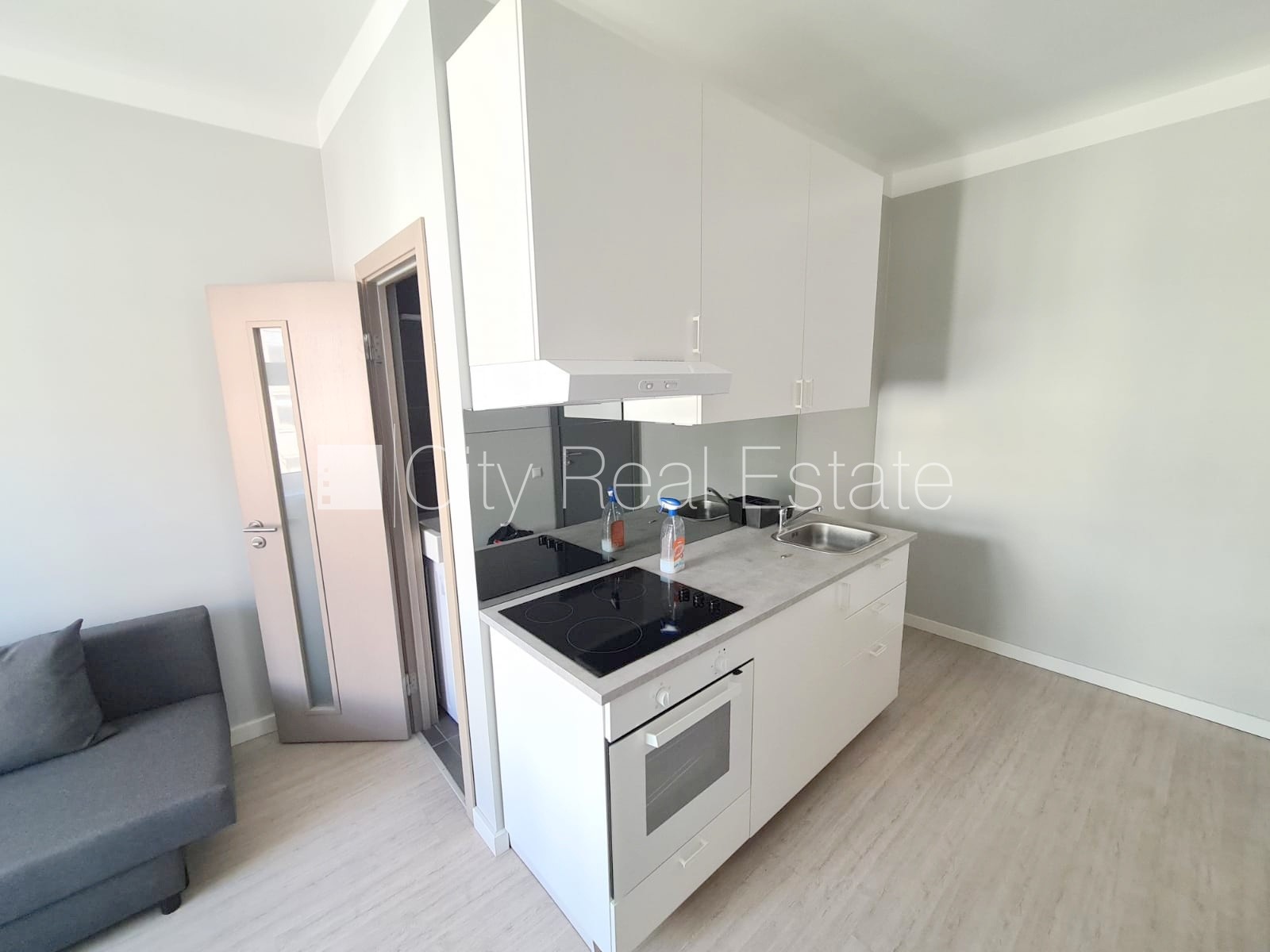 Sludinājumi. Fasādes māja, renovēta māja, slēgts pagalms, ieeja no ielas, kāpņu telpa pēc kapitālā remonta, logi Cena: 300 EUR/mēn Foto #4