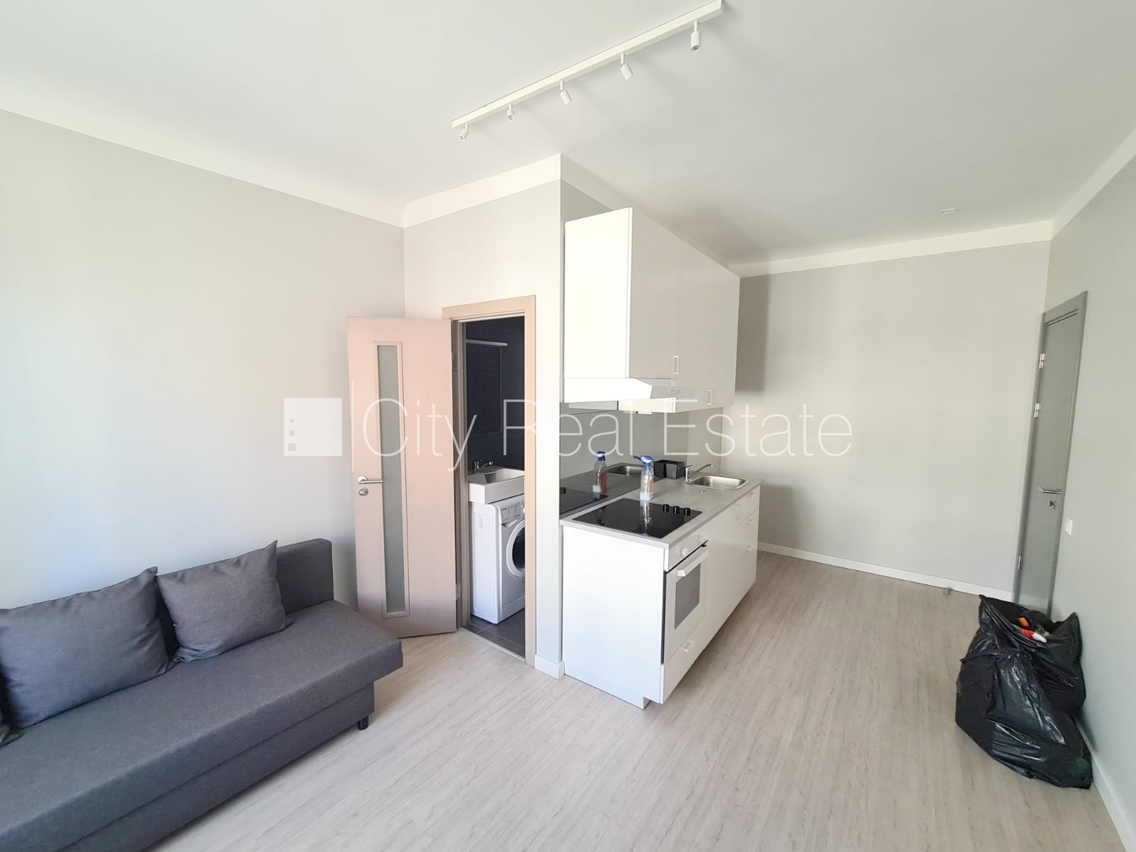 Sludinājumi. Fasādes māja, renovēta māja, slēgts pagalms, ieeja no ielas, kāpņu telpa pēc kapitālā remonta, logi Cena: 300 EUR/mēn Foto #6