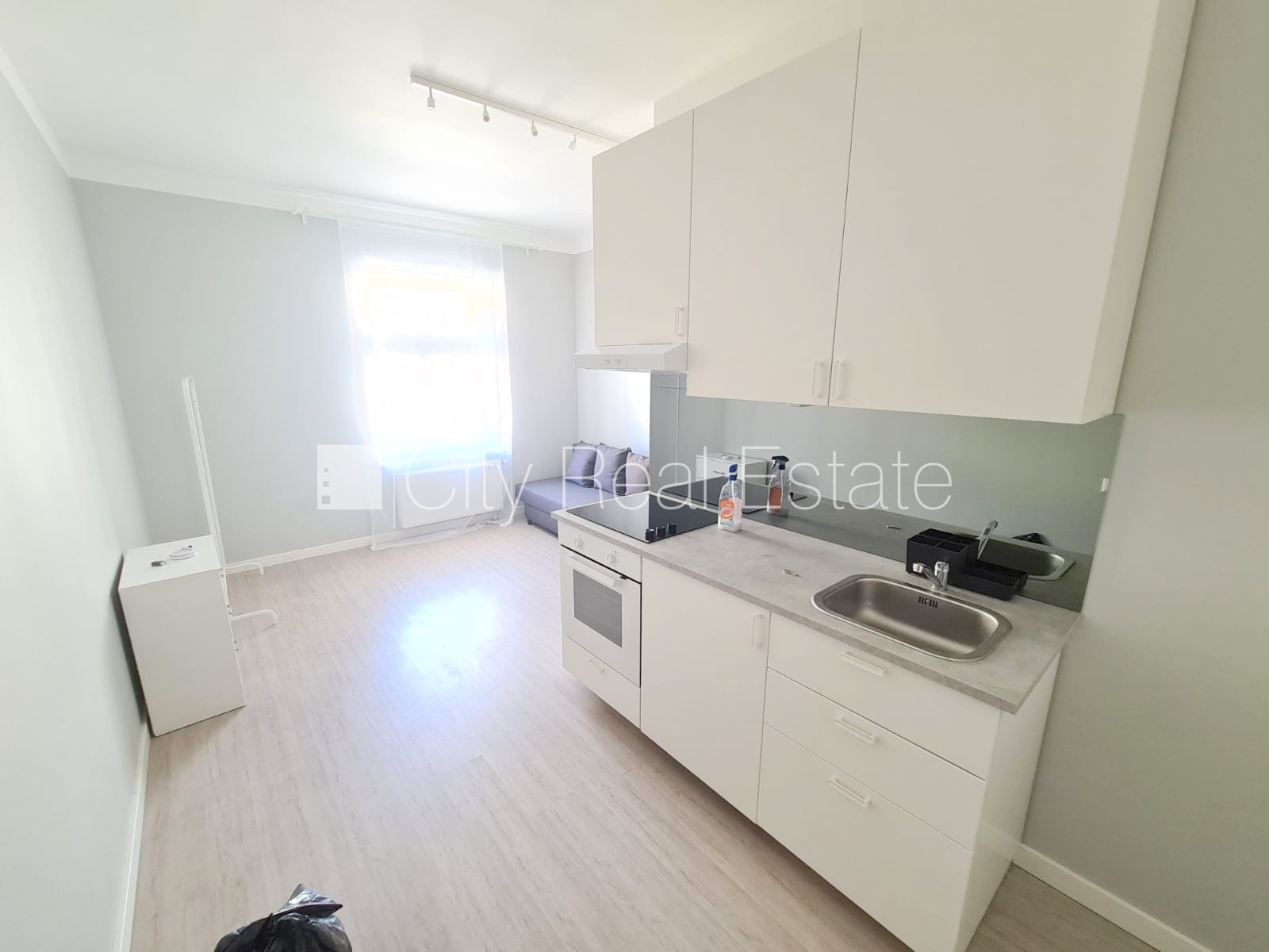 Sludinājumi. Fasādes māja, renovēta māja, slēgts pagalms, ieeja no ielas, kāpņu telpa pēc kapitālā remonta, logi Cena: 300 EUR/mēn Foto #2