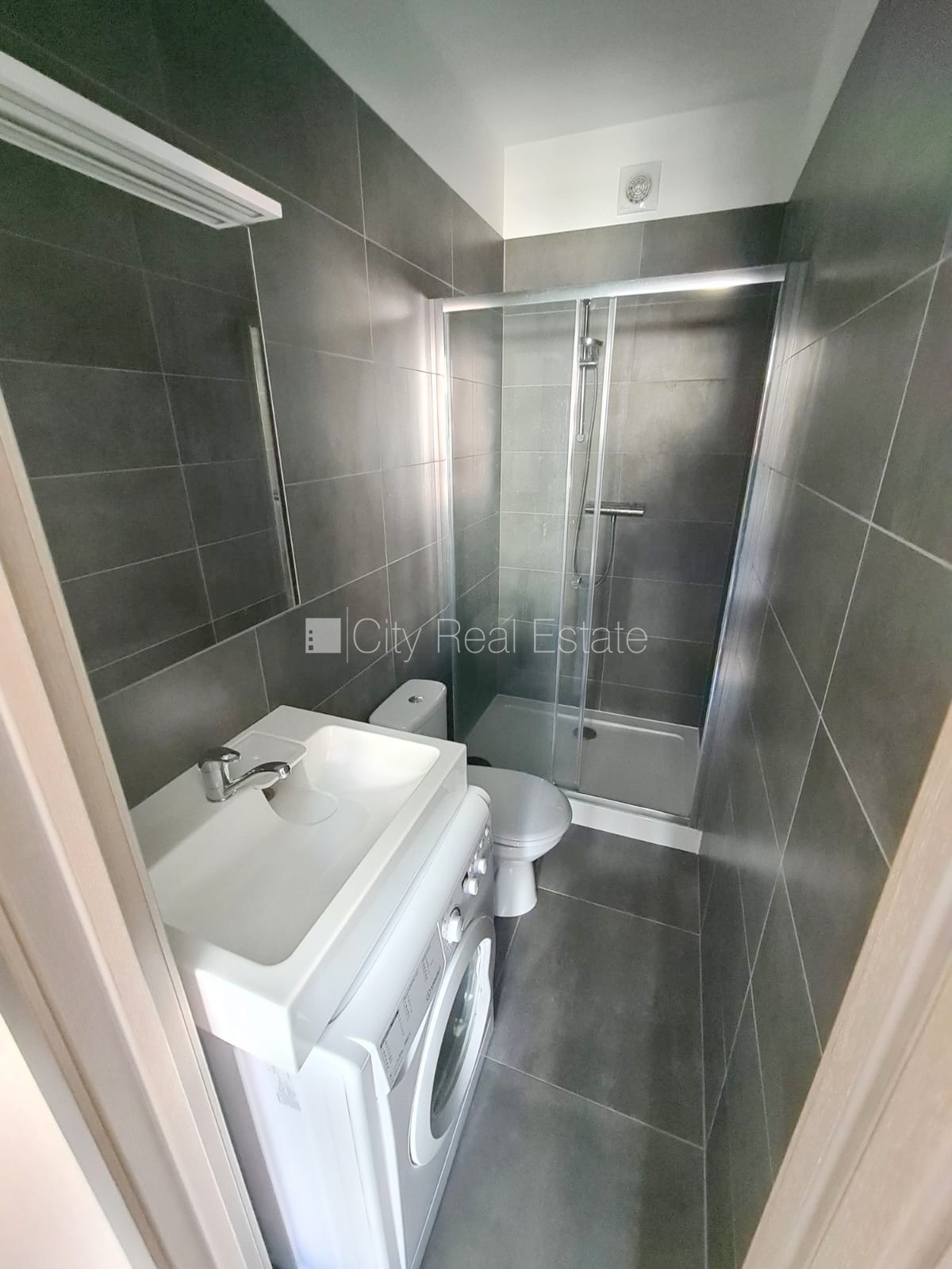 Sludinājumi. Fasādes māja, renovēta māja, slēgts pagalms, ieeja no ielas, kāpņu telpa pēc kapitālā remonta, logi Cena: 300 EUR/mēn Foto #10