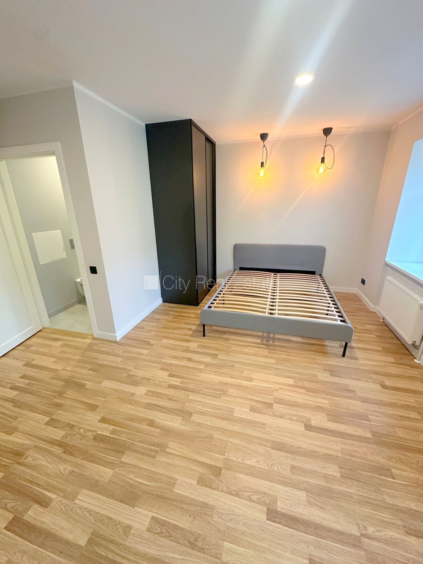 Sludinājumi. Pagalma māja, renovēta māja, slēgts pagalms, ieeja no ielas un pagalma, kāpņu telpa pēc kosmētiskā Cena: 360 EUR/mēn Foto #3