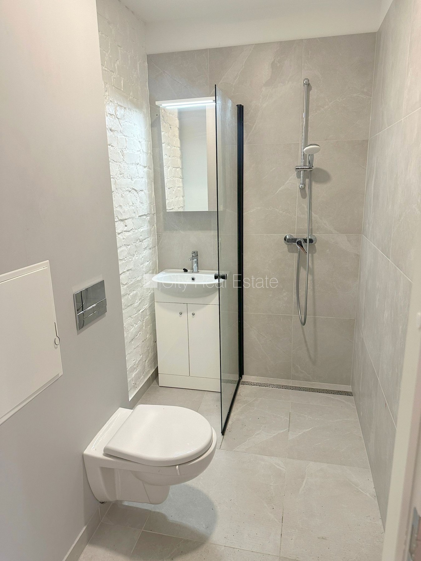 Sludinājumi. Pagalma māja, renovēta māja, slēgts pagalms, ieeja no ielas un pagalma, kāpņu telpa pēc kosmētiskā Cena: 360 EUR/mēn Foto #4