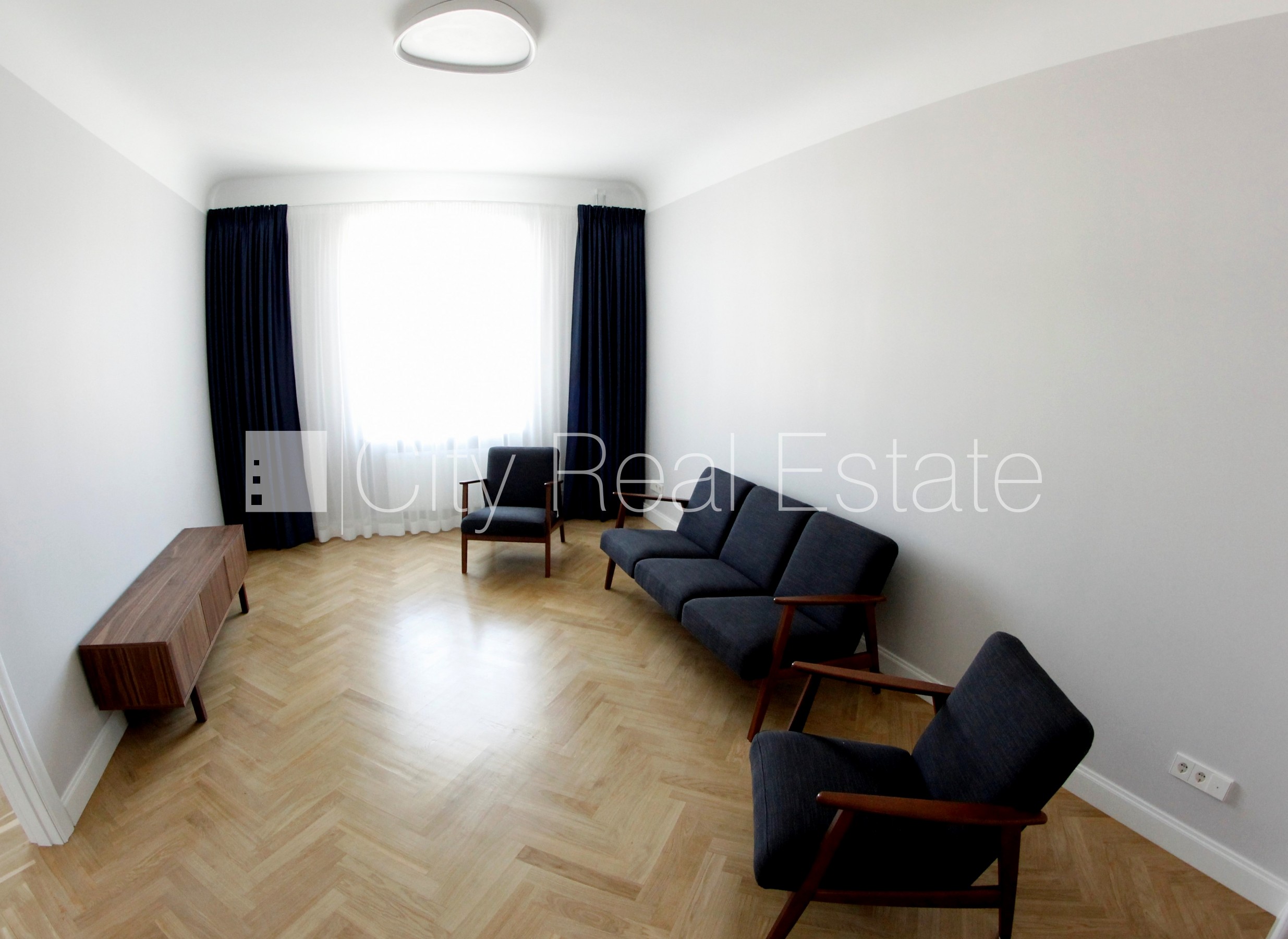 Sludinājumi. Pagalma ēka, renovēta māja, labiekārtota apzaļumota teritorija, teritorijas iebrauktuves vārti Cena: 1300 EUR/mēn Foto #6