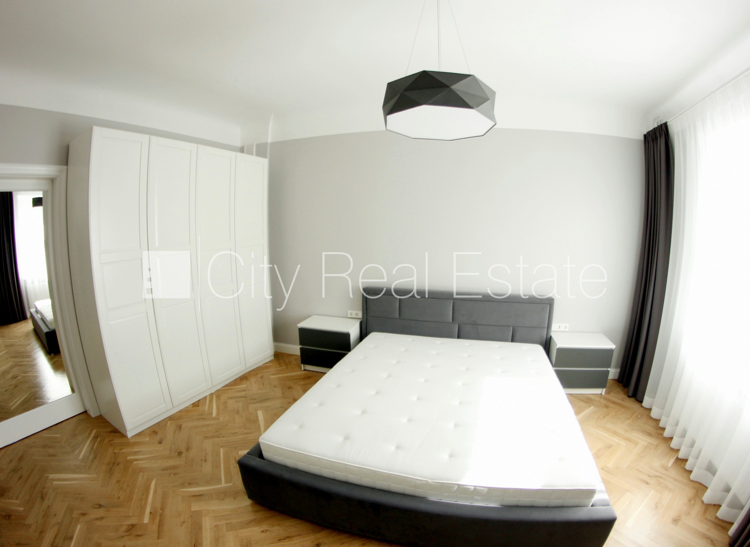 Sludinājumi. Pagalma ēka, renovēta māja, labiekārtota apzaļumota teritorija, teritorijas iebrauktuves vārti Cena: 1300 EUR/mēn Foto #14