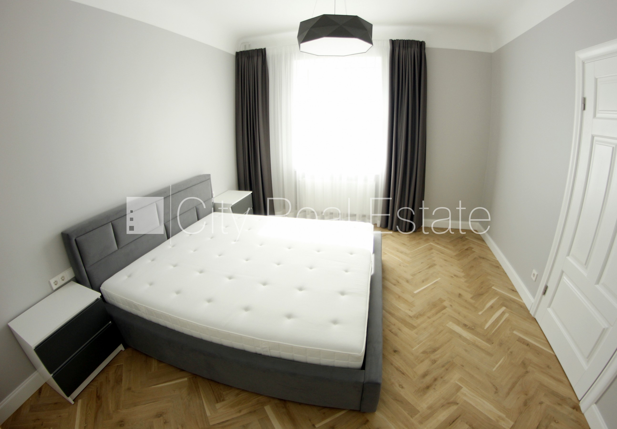 Sludinājumi. Pagalma ēka, renovēta māja, labiekārtota apzaļumota teritorija, teritorijas iebrauktuves vārti Cena: 1300 EUR/mēn Foto #13