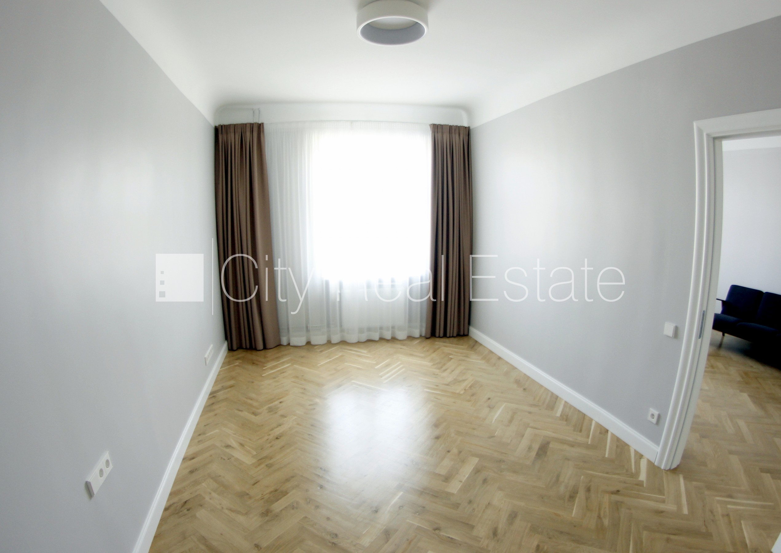 Sludinājumi. Pagalma ēka, renovēta māja, labiekārtota apzaļumota teritorija, teritorijas iebrauktuves vārti Cena: 1300 EUR/mēn Foto #10