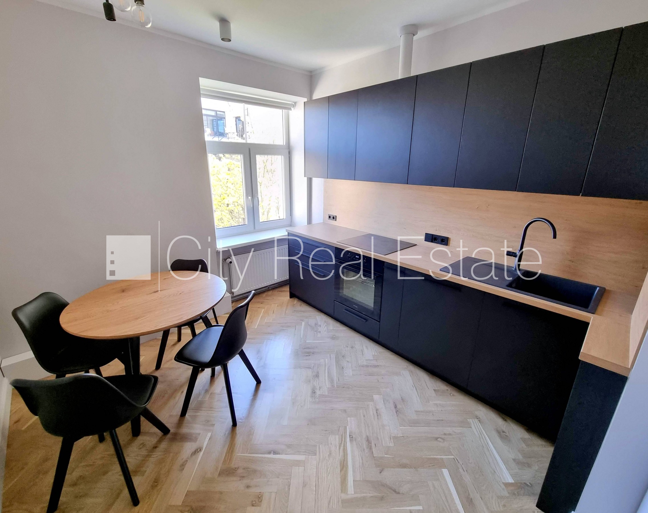 Sludinājumi. Pagalma ēka, renovēta māja, labiekārtota apzaļumota teritorija, teritorijas iebrauktuves vārti Cena: 1300 EUR/mēn Foto #2