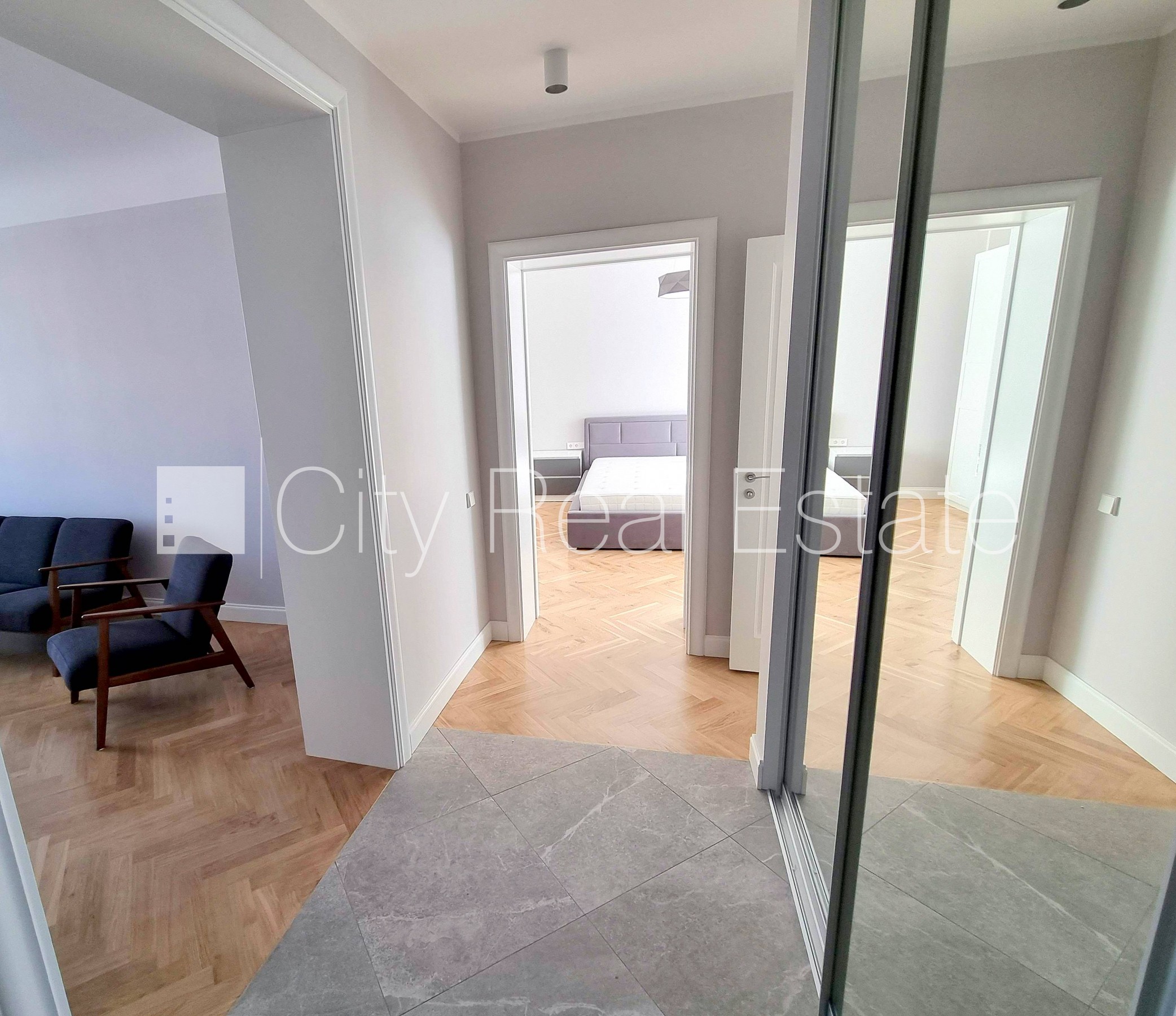 Sludinājumi. Pagalma ēka, renovēta māja, labiekārtota apzaļumota teritorija, teritorijas iebrauktuves vārti Cena: 1300 EUR/mēn Foto #12