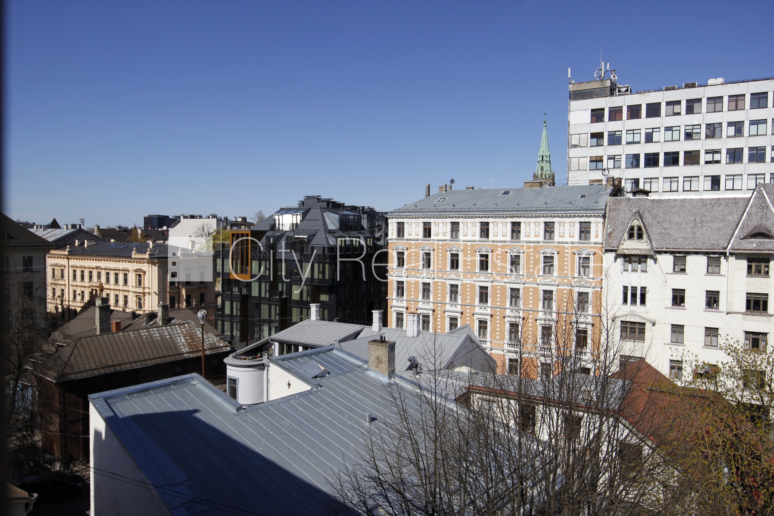 Sludinājumi. Pagalma ēka, renovēta māja, labiekārtota apzaļumota teritorija, teritorijas iebrauktuves vārti Cena: 1300 EUR/mēn Foto #11