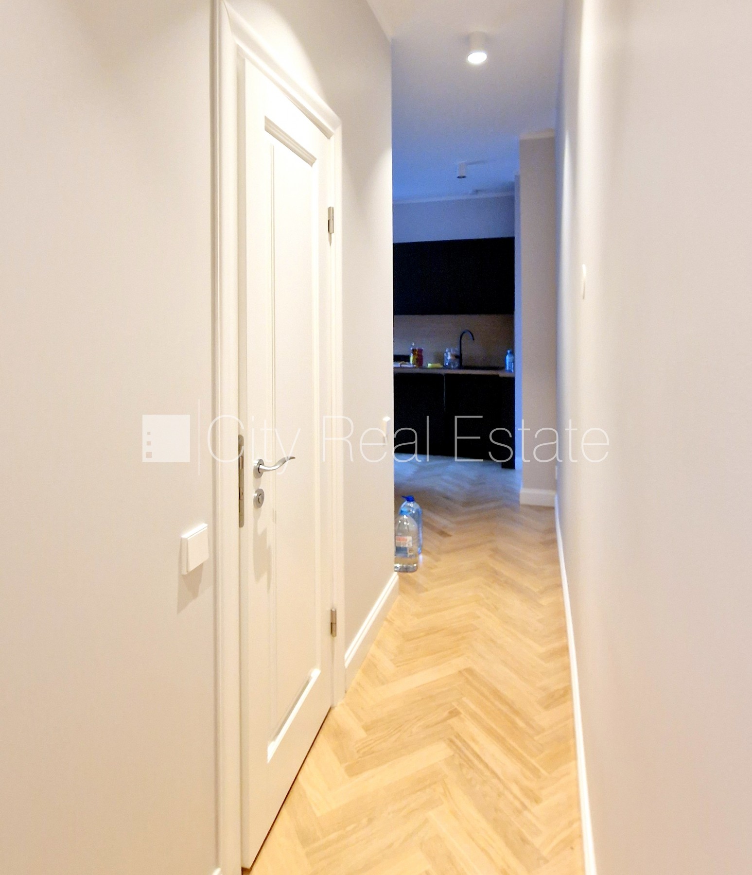 Sludinājumi. Pagalma ēka, renovēta māja, labiekārtota apzaļumota teritorija, teritorijas iebrauktuves vārti Cena: 1300 EUR/mēn Foto #5