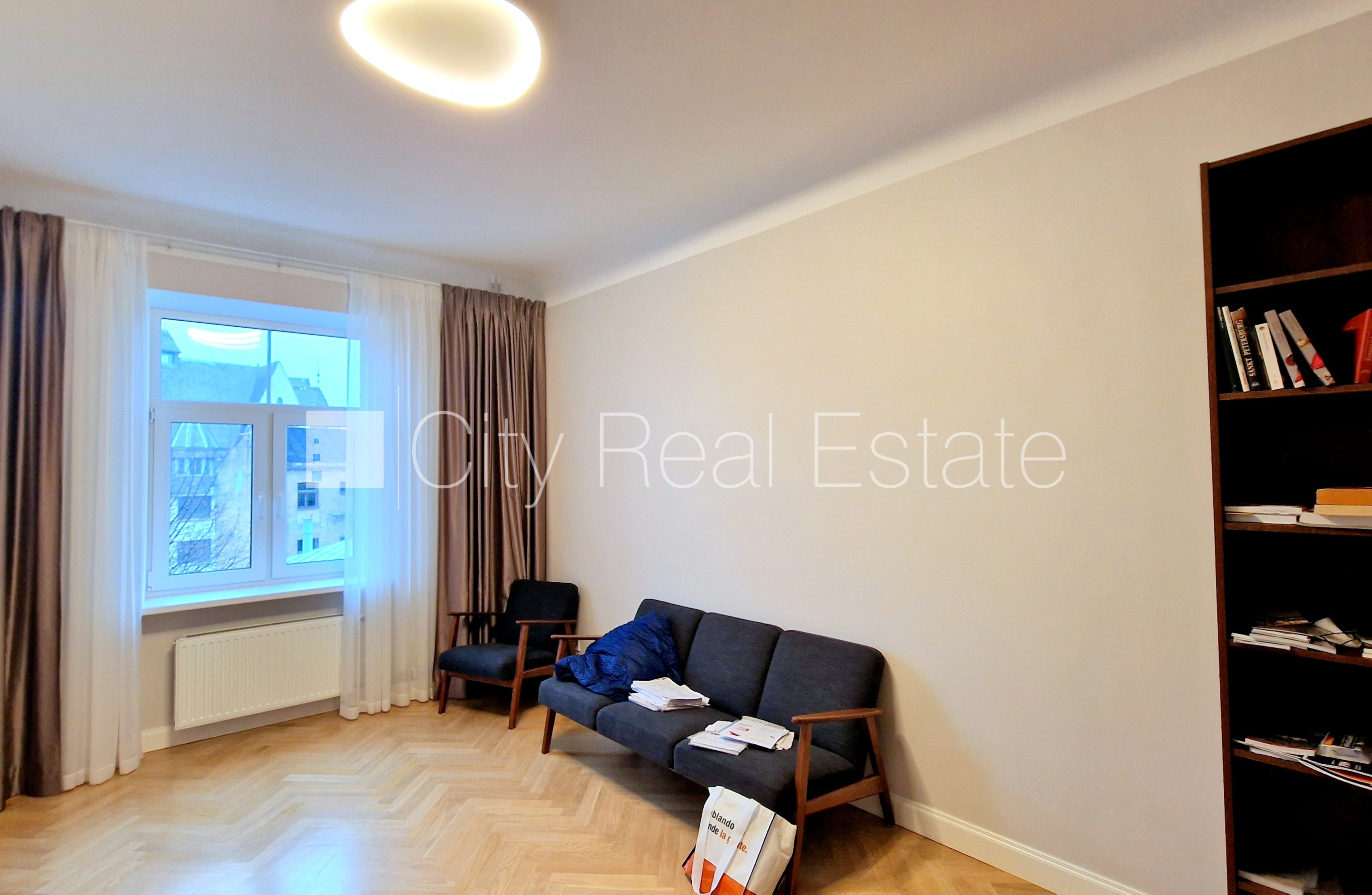 Sludinājumi. Pagalma ēka, renovēta māja, labiekārtota apzaļumota teritorija, teritorijas iebrauktuves vārti Cena: 1300 EUR/mēn Foto #7