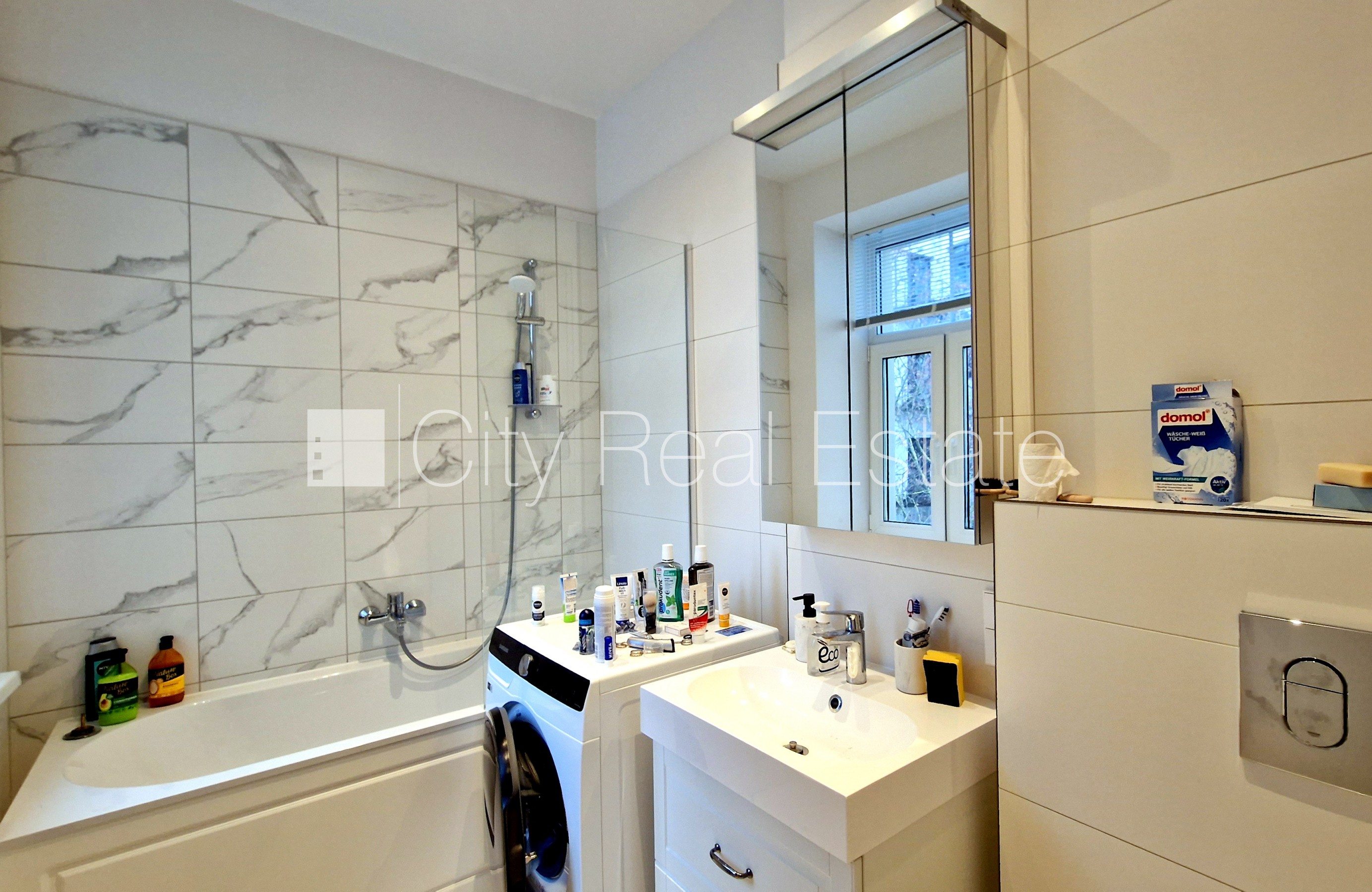 Sludinājumi. Pagalma ēka, renovēta māja, labiekārtota apzaļumota teritorija, teritorijas iebrauktuves vārti Cena: 1300 EUR/mēn Foto #22