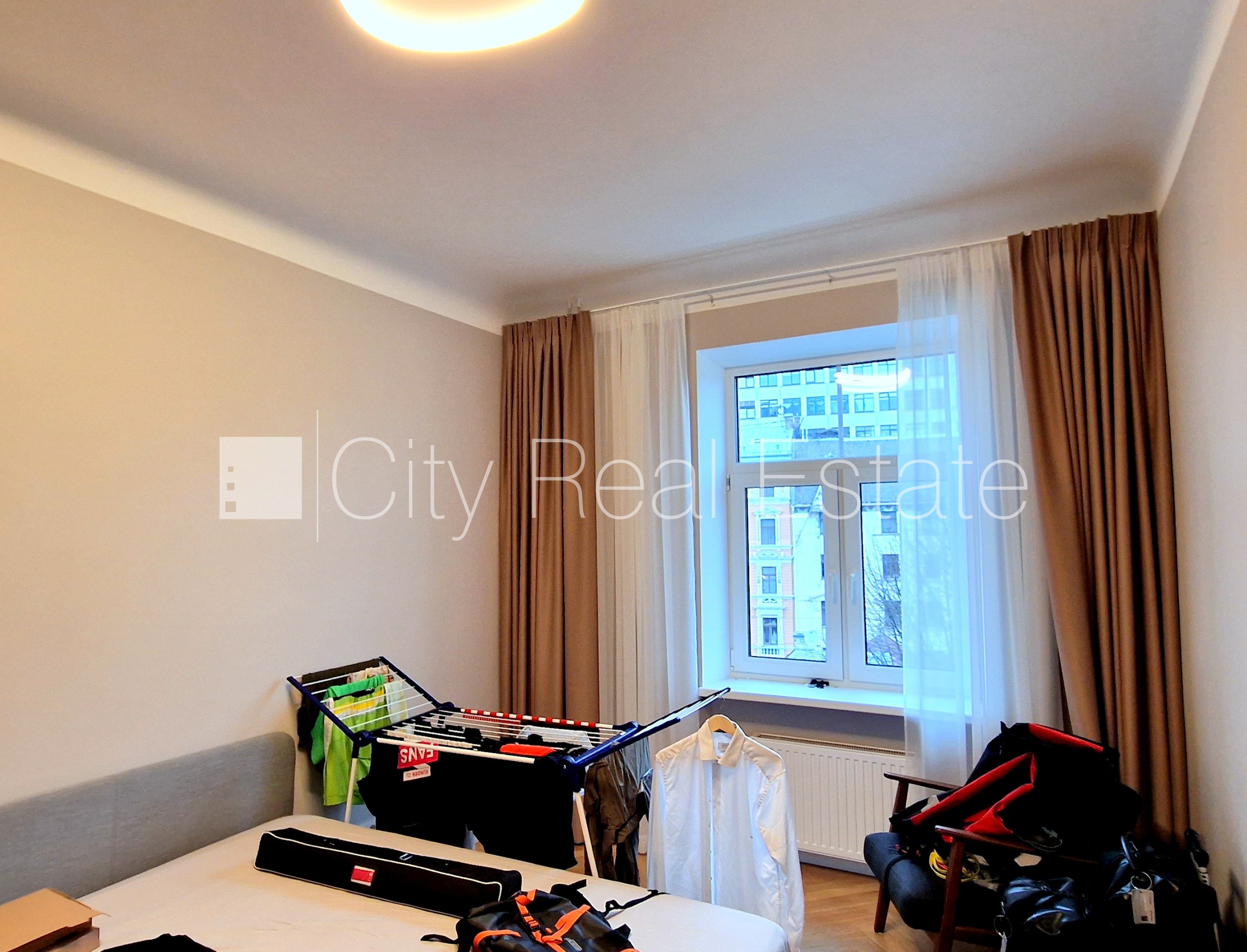 Sludinājumi. Pagalma ēka, renovēta māja, labiekārtota apzaļumota teritorija, teritorijas iebrauktuves vārti Cena: 1300 EUR/mēn Foto #9