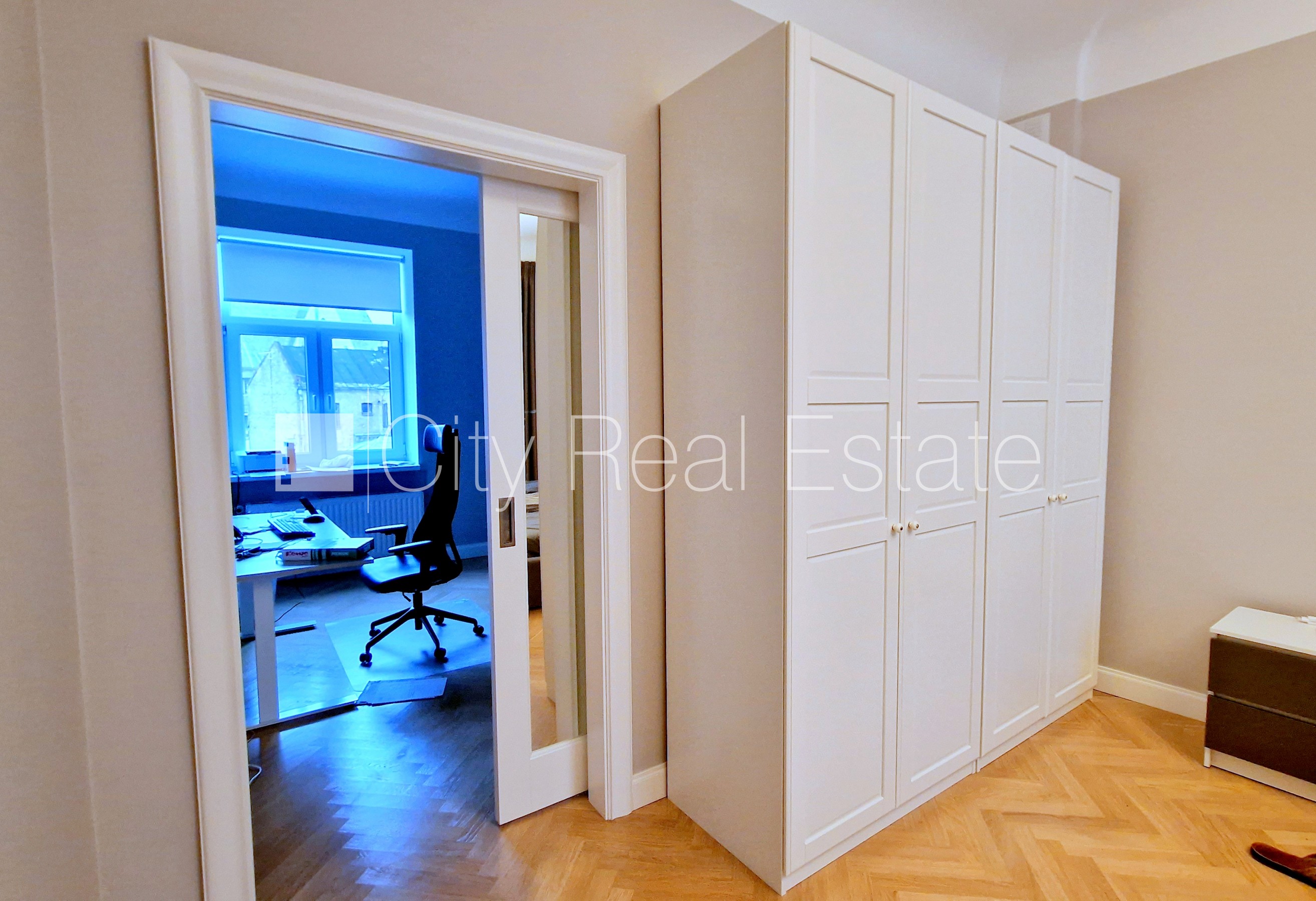 Sludinājumi. Pagalma ēka, renovēta māja, labiekārtota apzaļumota teritorija, teritorijas iebrauktuves vārti Cena: 1300 EUR/mēn Foto #15