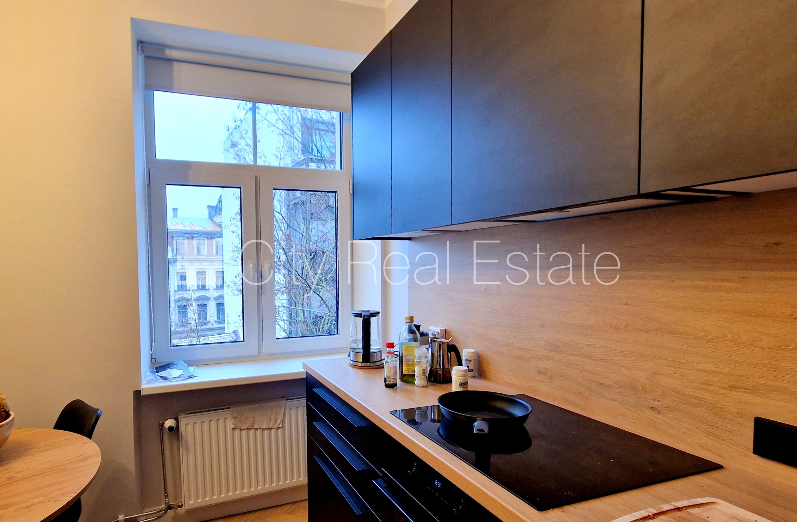 Sludinājumi. Pagalma ēka, renovēta māja, labiekārtota apzaļumota teritorija, teritorijas iebrauktuves vārti Cena: 1300 EUR/mēn Foto #3