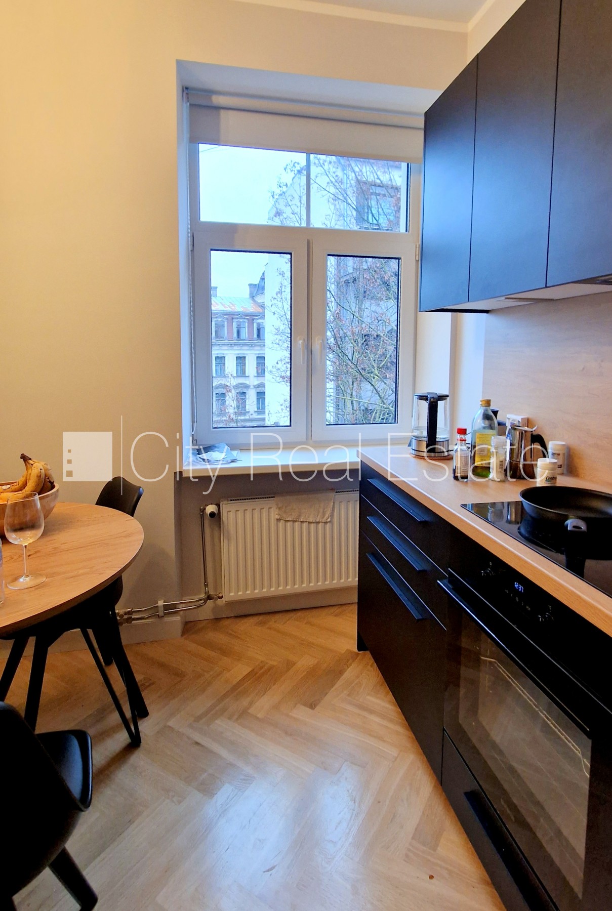 Sludinājumi. Pagalma ēka, renovēta māja, labiekārtota apzaļumota teritorija, teritorijas iebrauktuves vārti Cena: 1300 EUR/mēn Foto #4