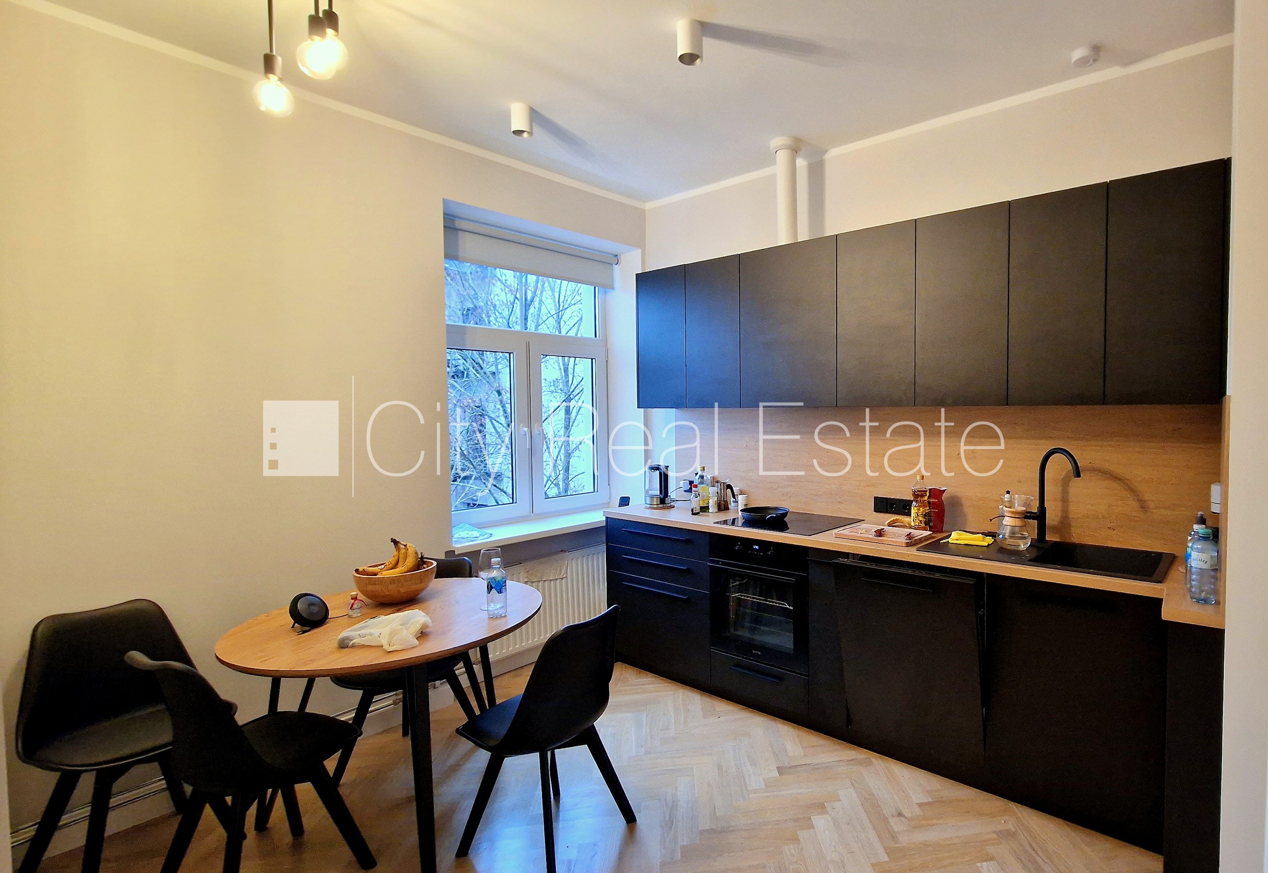 Sludinājumi. Pagalma ēka, renovēta māja, labiekārtota apzaļumota teritorija, teritorijas iebrauktuves vārti Cena: 1300 EUR/mēn Foto #1