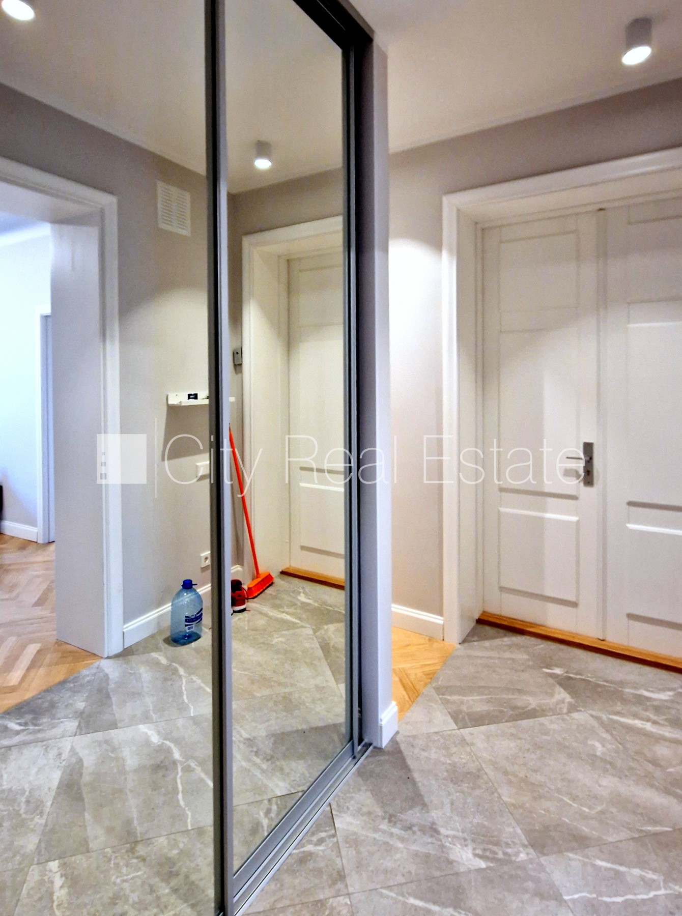 Sludinājumi. Pagalma ēka, renovēta māja, labiekārtota apzaļumota teritorija, teritorijas iebrauktuves vārti Cena: 1300 EUR/mēn Foto #25