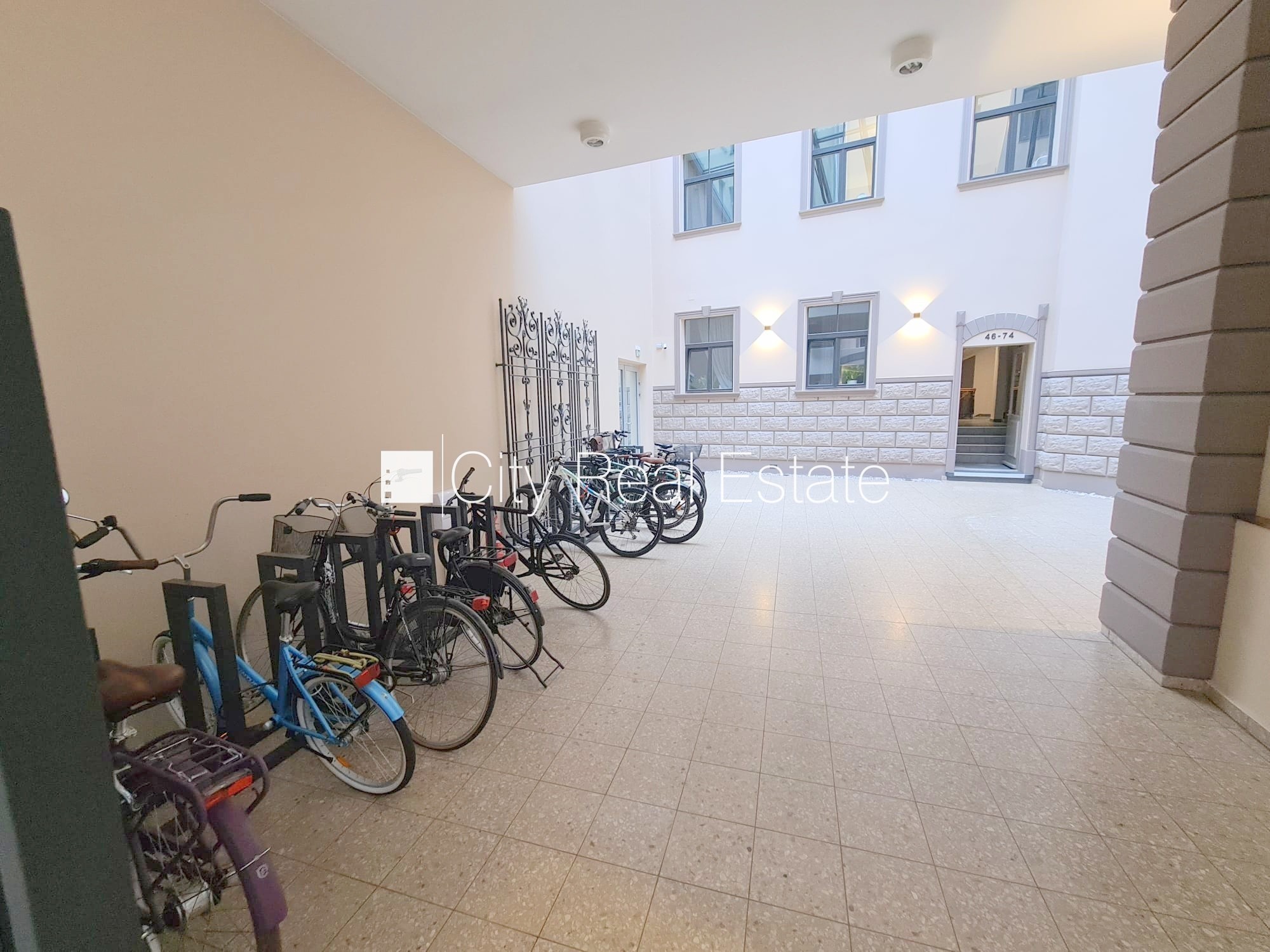 Объявление. Фасадный дом, реновированный дом, закрытый двор, вход с улицы и со двора, лифт, лестничная клетка Цена: 330 EUR/мес. Foto #20