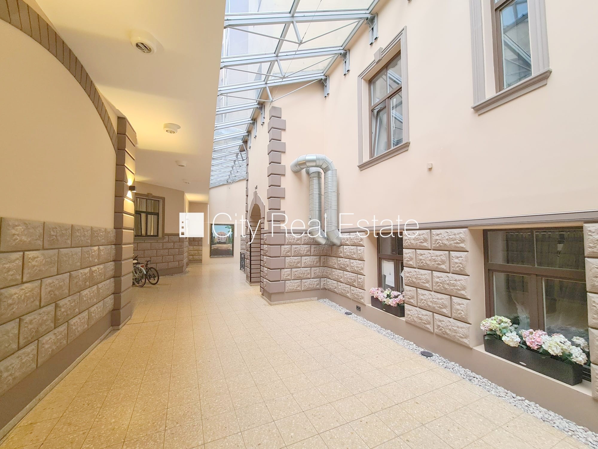 Объявление. Фасадный дом, реновированный дом, закрытый двор, вход с улицы и со двора, лифт, лестничная клетка Цена: 330 EUR/мес. Foto #19