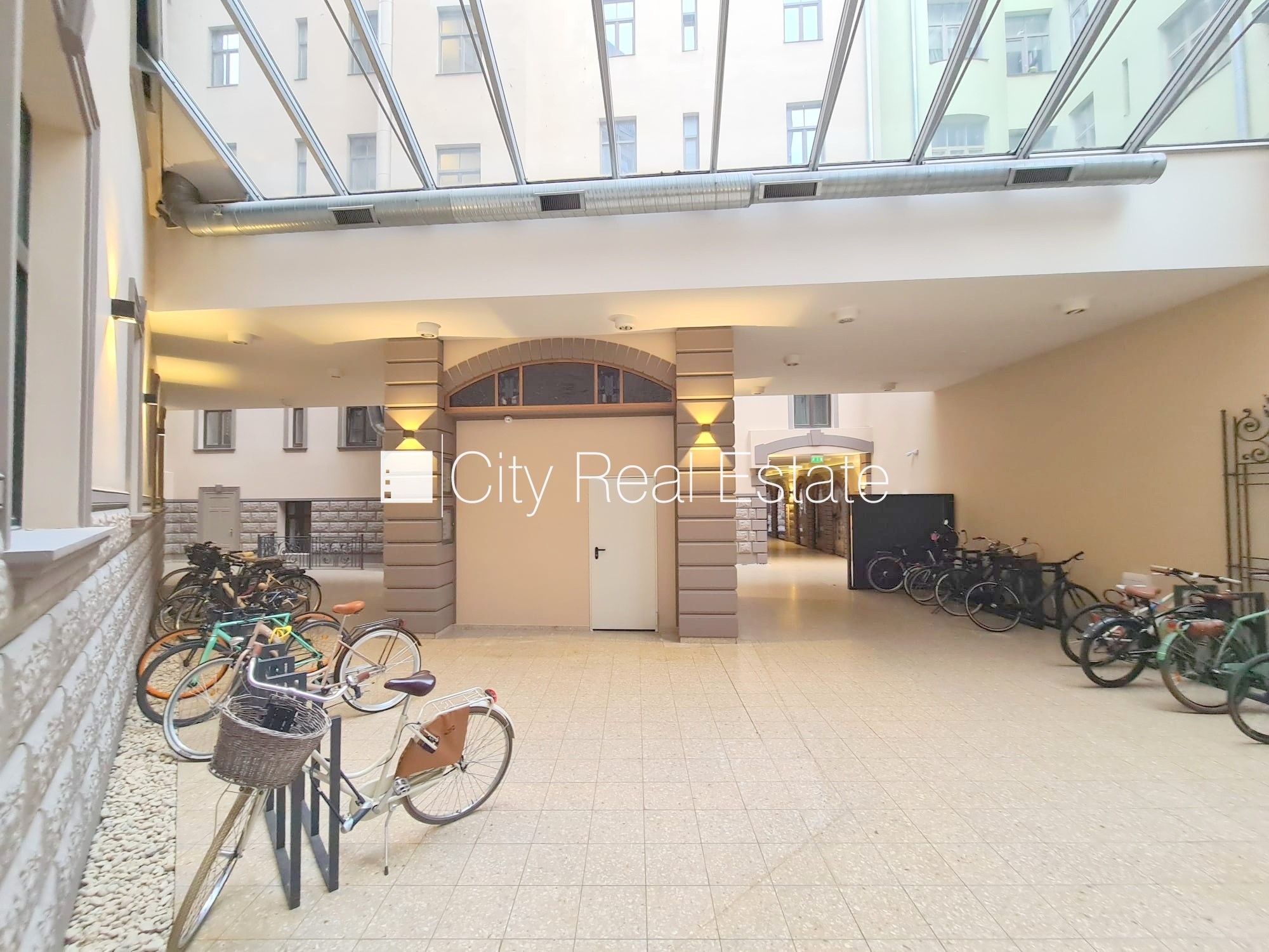 Объявление. Фасадный дом, реновированный дом, закрытый двор, вход с улицы и со двора, лифт, лестничная клетка Цена: 330 EUR/мес. Foto #18