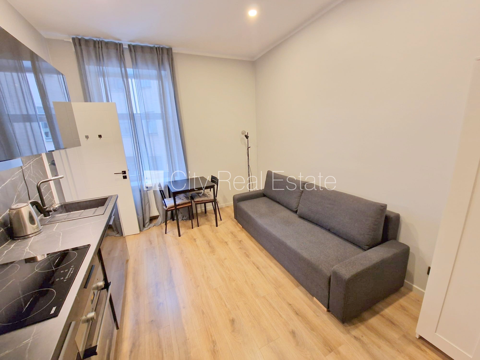 Объявление. Фасадный дом, реновированный дом, закрытый двор, вход с улицы и со двора, лифт, лестничная клетка Цена: 330 EUR/мес. Foto #9