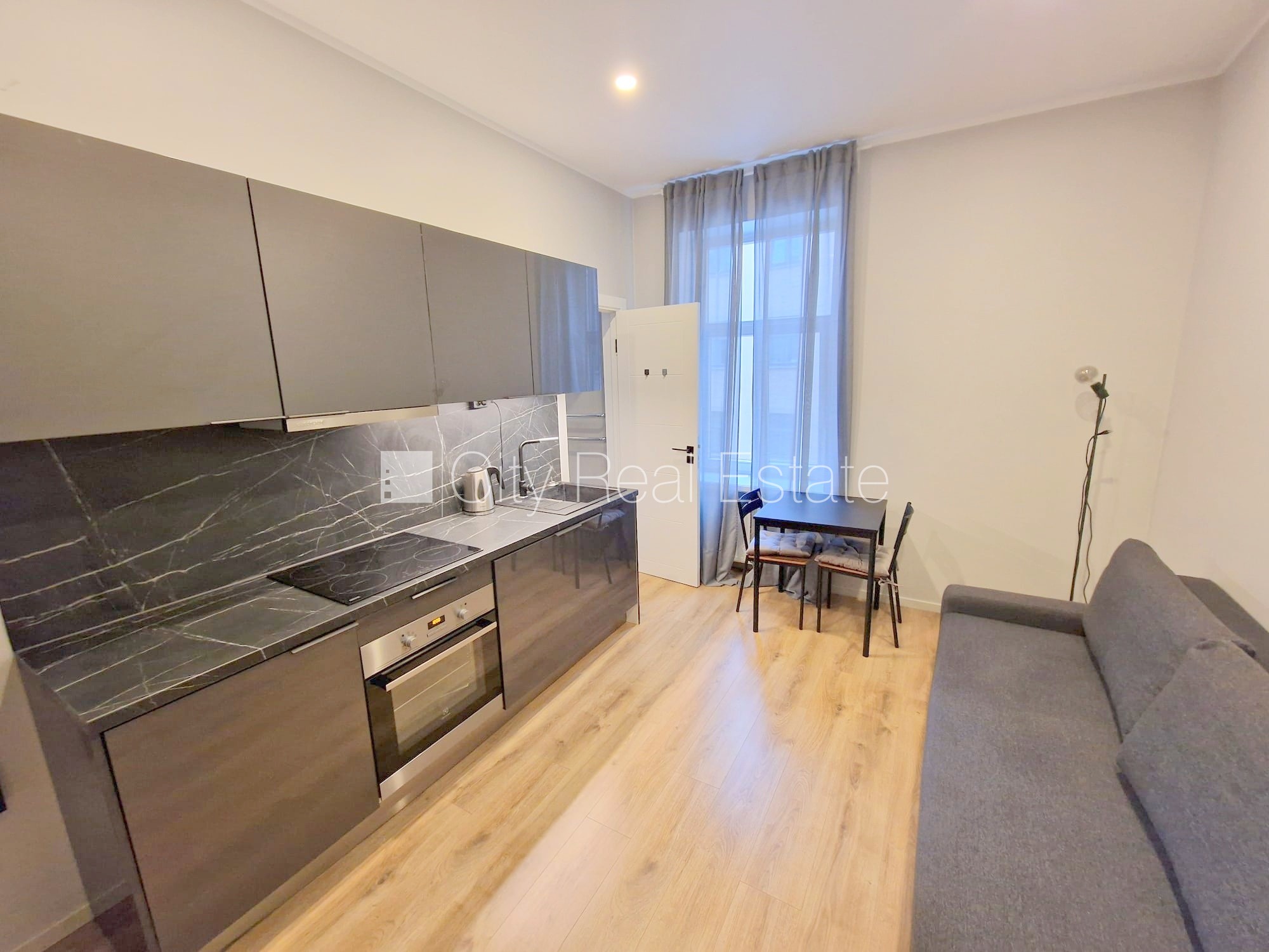 Объявление. Фасадный дом, реновированный дом, закрытый двор, вход с улицы и со двора, лифт, лестничная клетка Цена: 330 EUR/мес. Foto #7