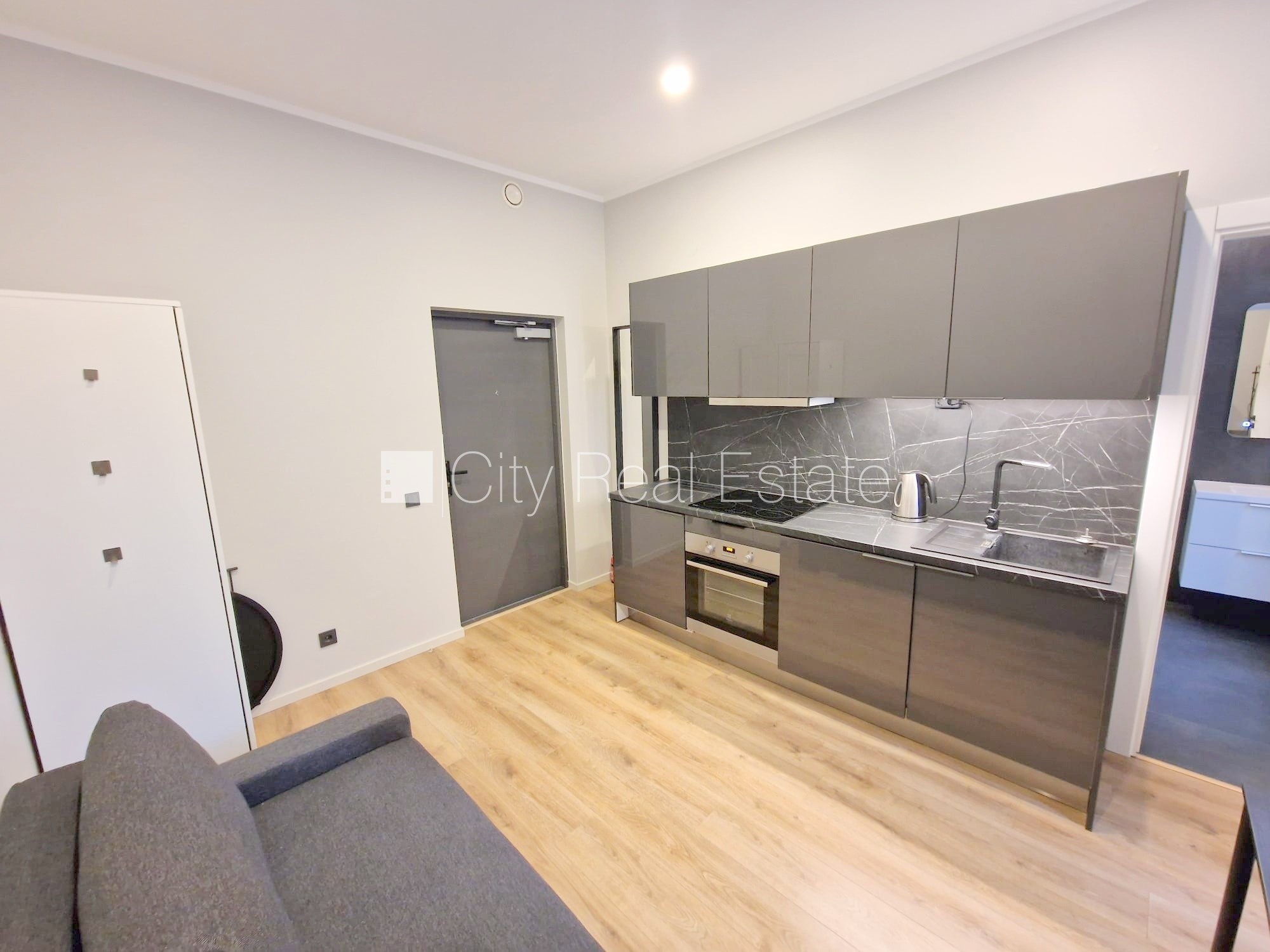 Объявление. Фасадный дом, реновированный дом, закрытый двор, вход с улицы и со двора, лифт, лестничная клетка Цена: 330 EUR/мес. Foto #2