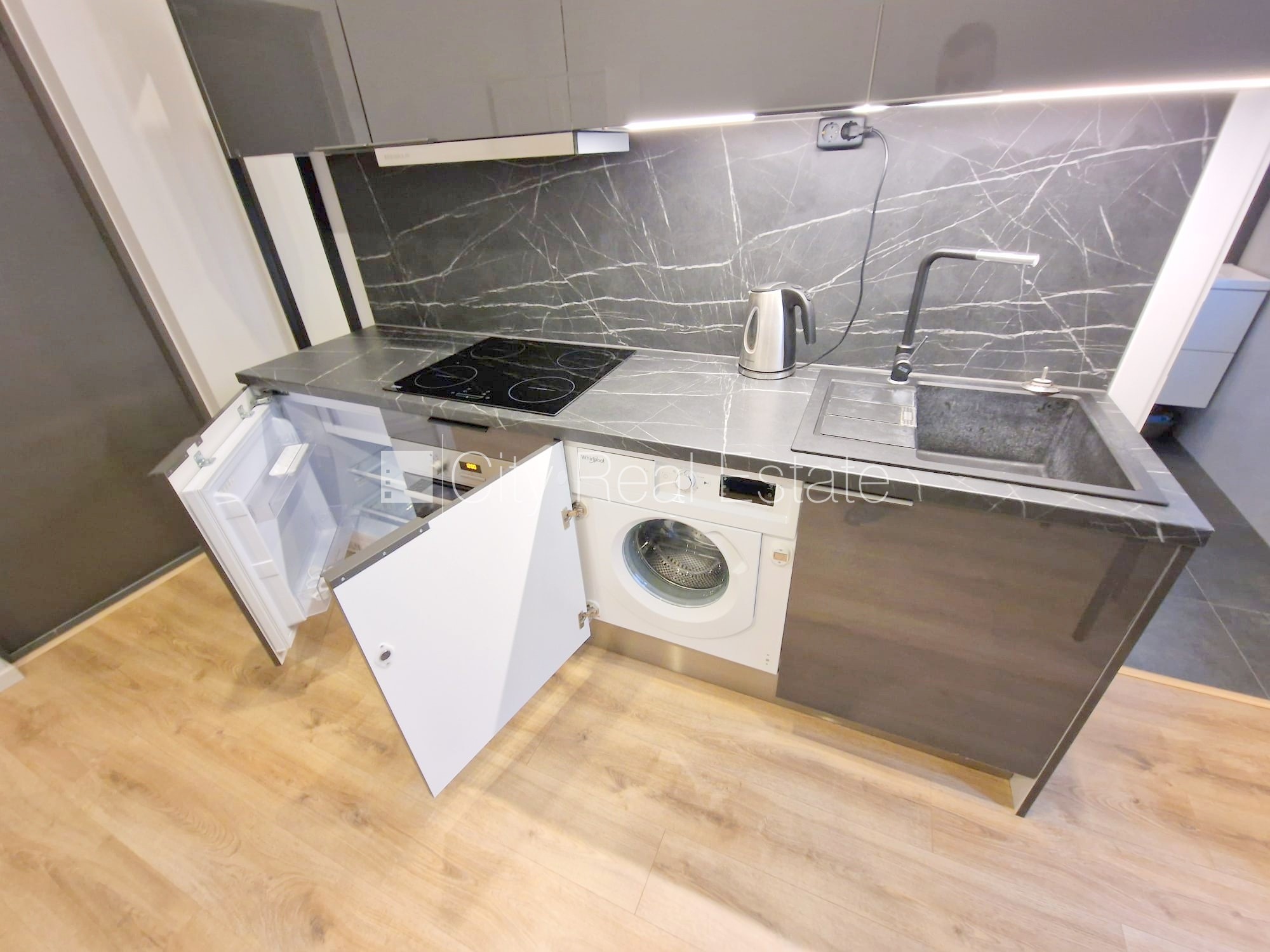 Объявление. Фасадный дом, реновированный дом, закрытый двор, вход с улицы и со двора, лифт, лестничная клетка Цена: 330 EUR/мес. Foto #5