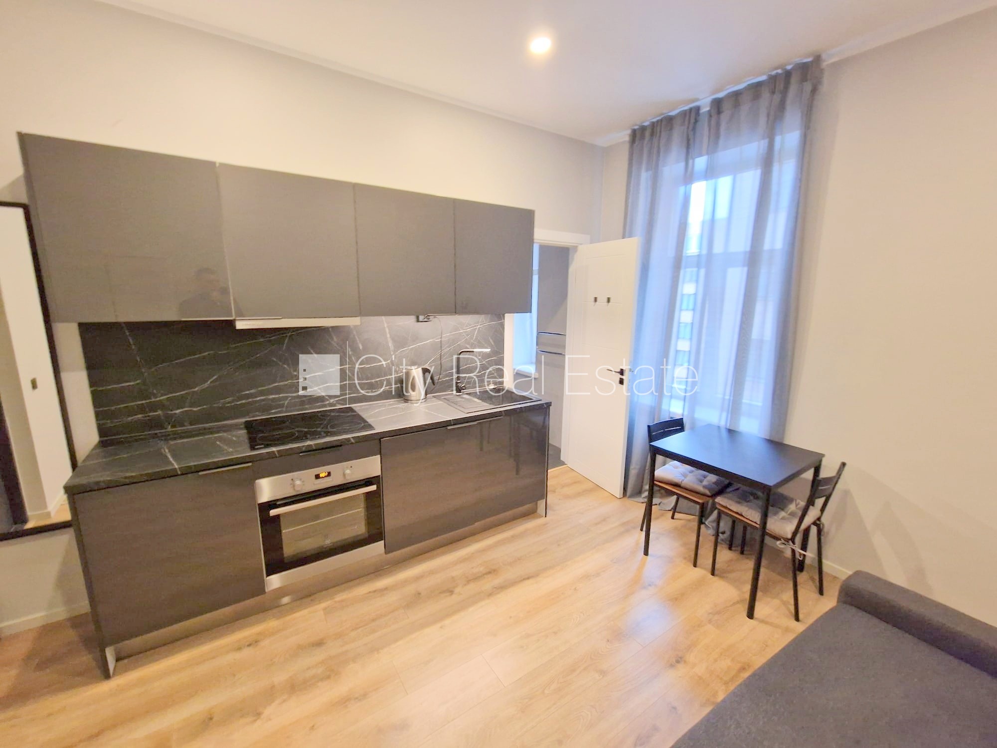 Объявление. Фасадный дом, реновированный дом, закрытый двор, вход с улицы и со двора, лифт, лестничная клетка Цена: 330 EUR/мес. Foto #3