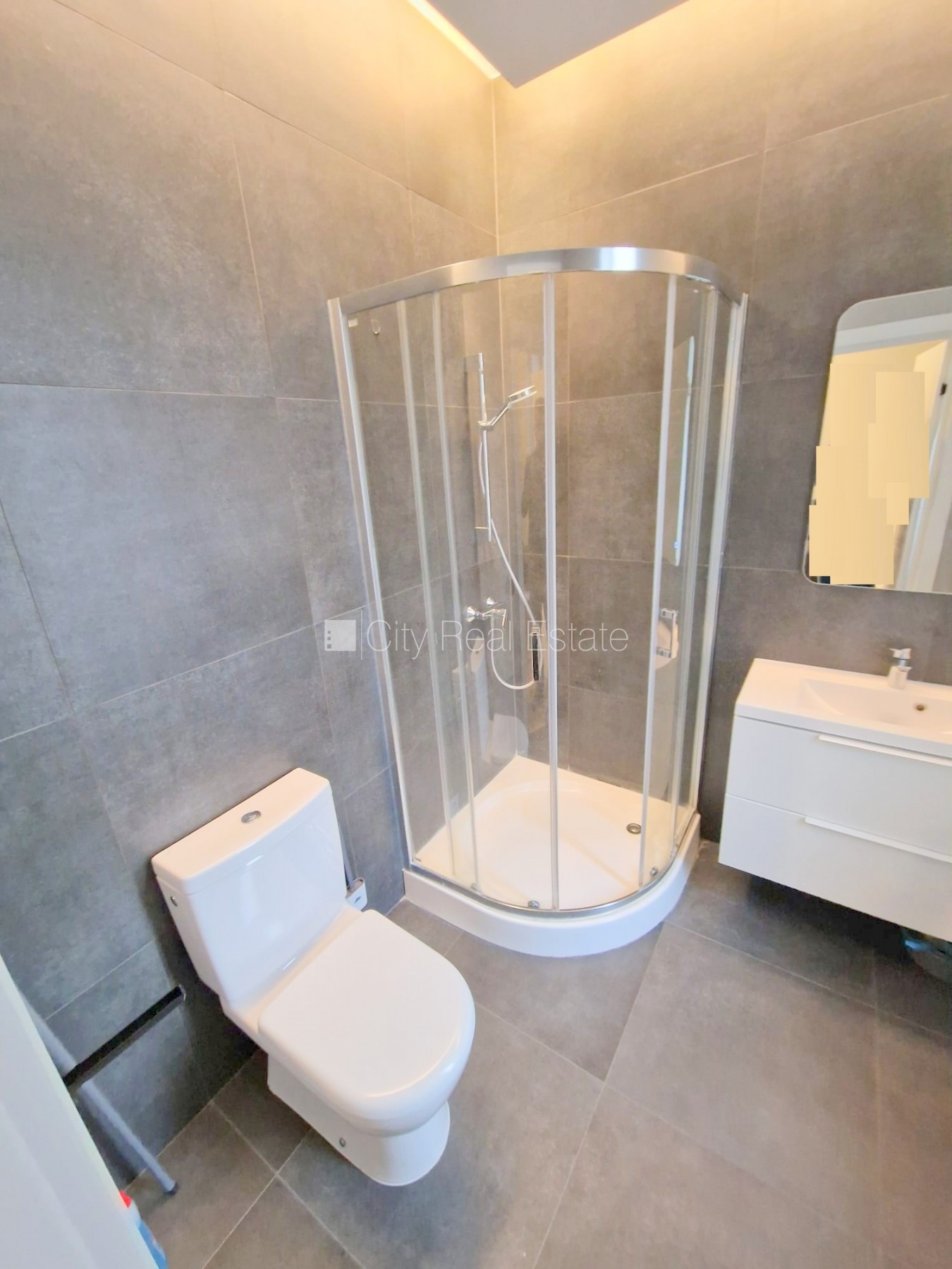 Объявление. Фасадный дом, реновированный дом, закрытый двор, вход с улицы и со двора, лифт, лестничная клетка Цена: 330 EUR/мес. Foto #12