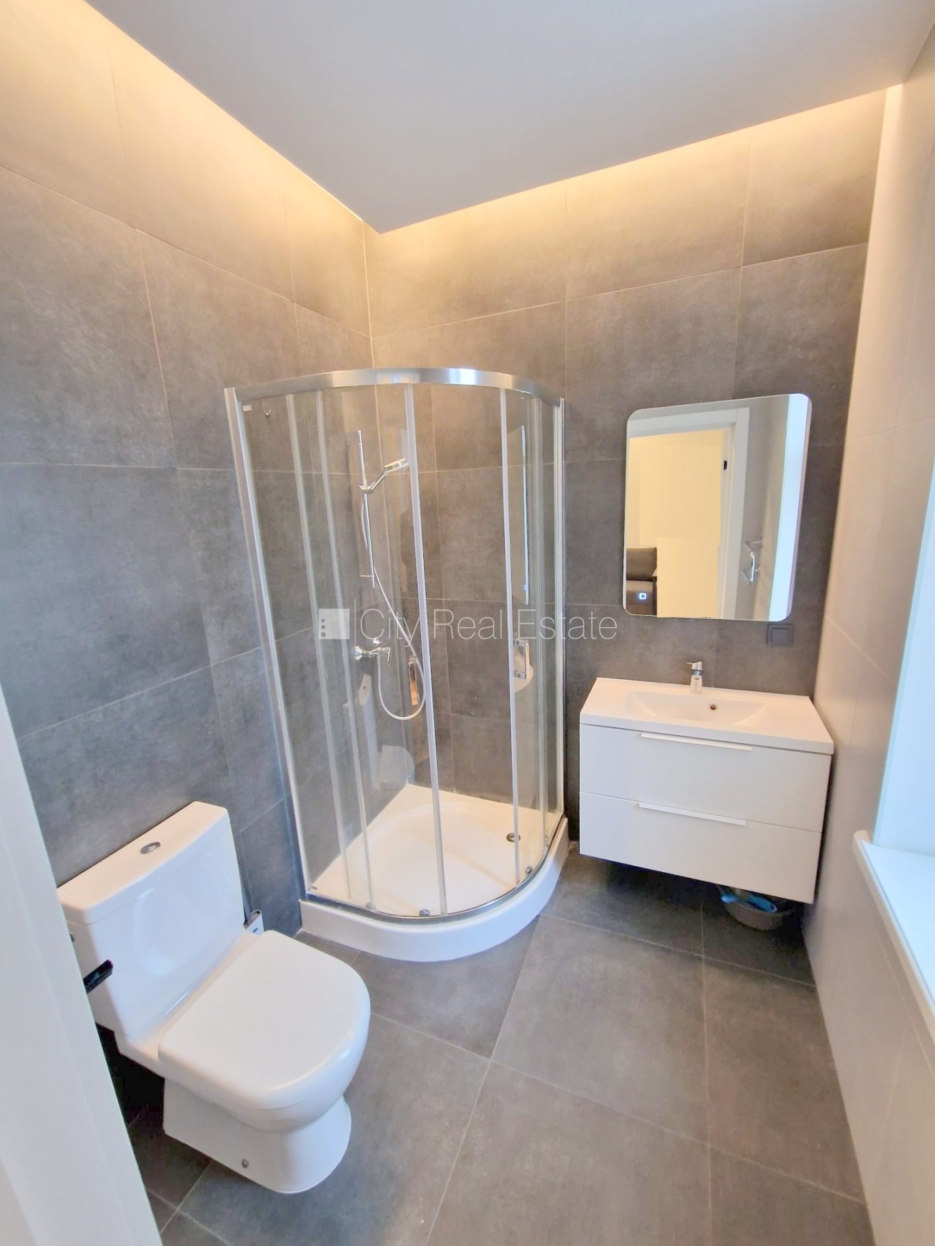 Объявление. Фасадный дом, реновированный дом, закрытый двор, вход с улицы и со двора, лифт, лестничная клетка Цена: 330 EUR/мес. Foto #11