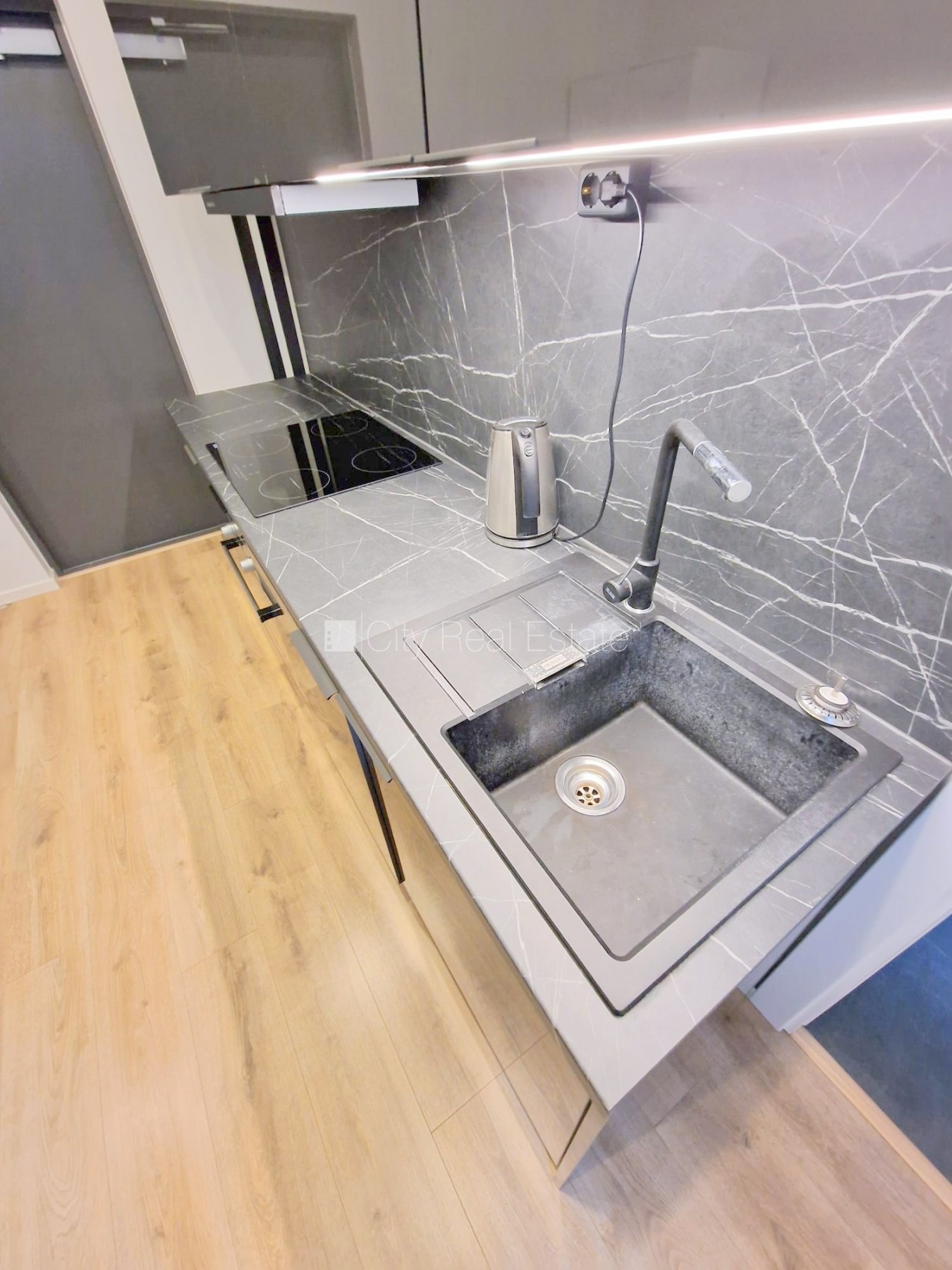 Объявление. Фасадный дом, реновированный дом, закрытый двор, вход с улицы и со двора, лифт, лестничная клетка Цена: 330 EUR/мес. Foto #6