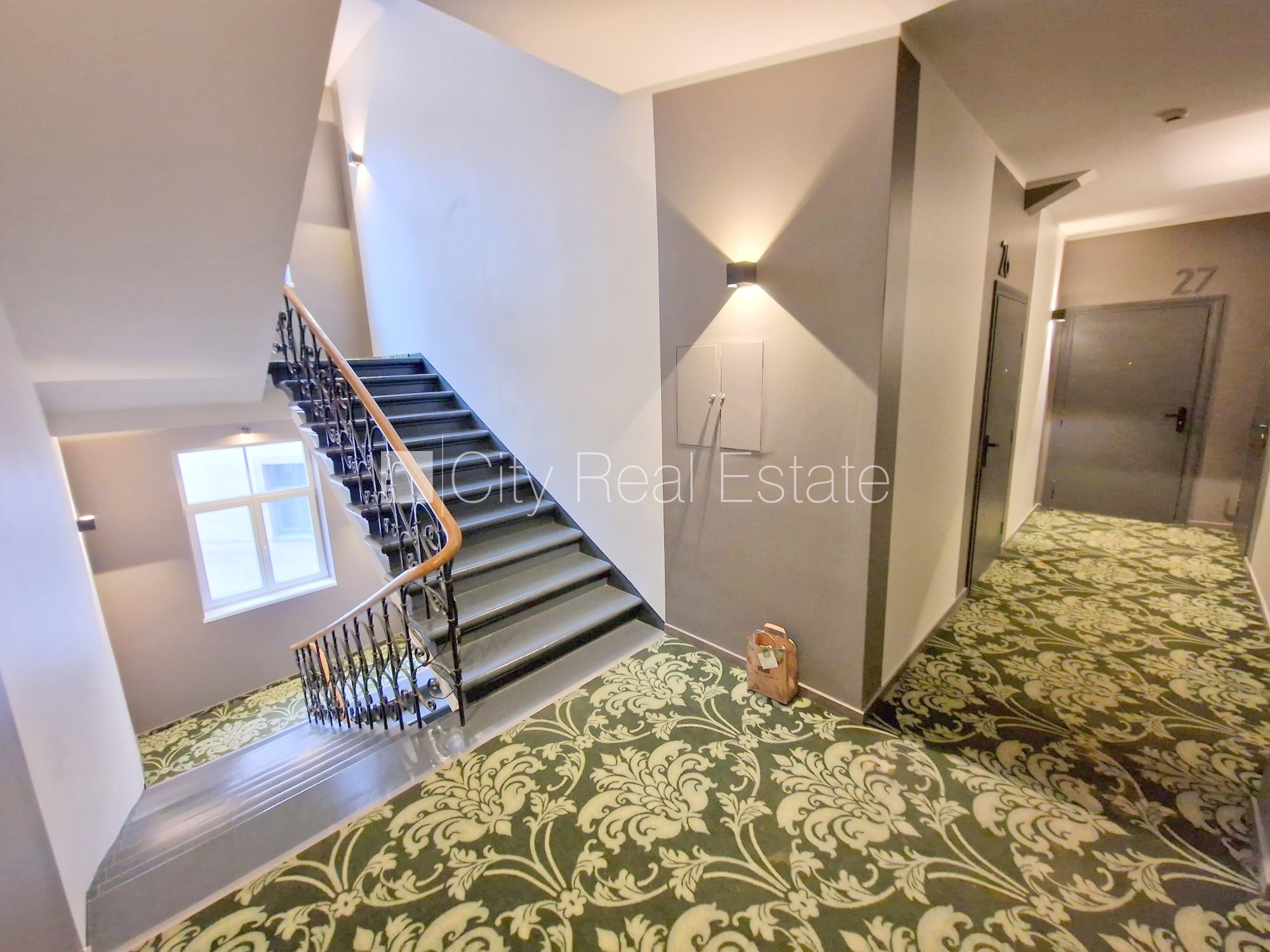 Объявление. Фасадный дом, реновированный дом, закрытый двор, вход с улицы и со двора, лифт, лестничная клетка Цена: 330 EUR/мес. Foto #13