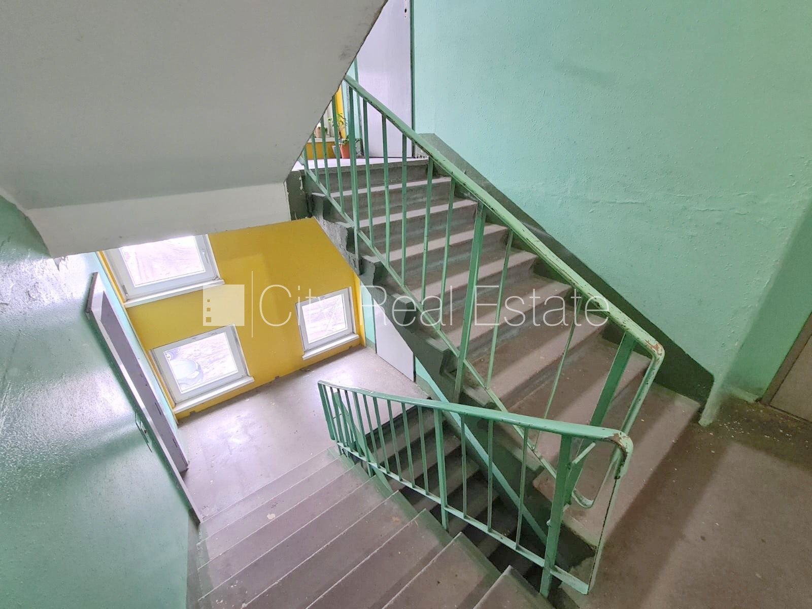 Sludinājumi. Fasādes māja, ieeja no pagalma, ir lifts, kāpņu telpa pēc kosmētiskā remonta, lodžija, logi vērsti Cena: 35000 EUR Foto #19