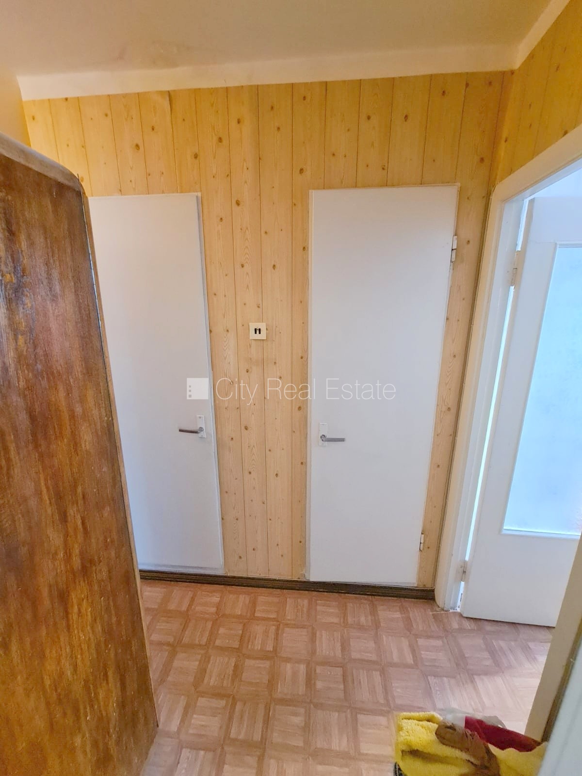 Sludinājumi. Fasādes māja, ieeja no pagalma, ir lifts, kāpņu telpa pēc kosmētiskā remonta, lodžija, logi vērsti Cena: 35000 EUR Foto #12