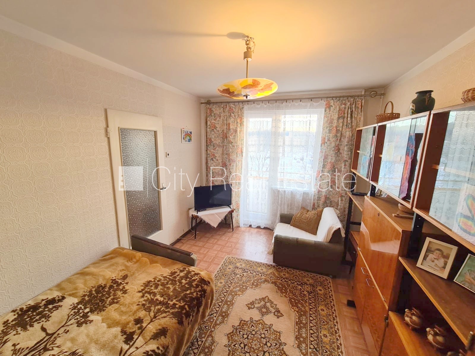 Sludinājumi. Fasādes māja, ieeja no pagalma, ir lifts, kāpņu telpa pēc kosmētiskā remonta, lodžija, logi vērsti Cena: 35000 EUR Foto #3