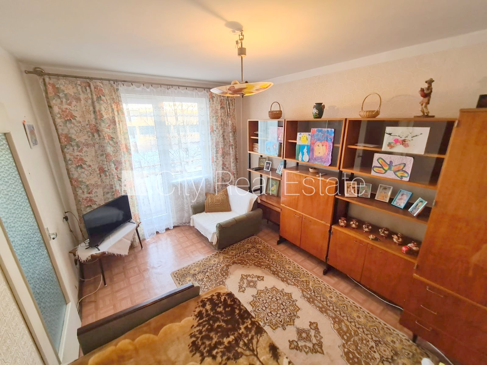 Sludinājumi. Fasādes māja, ieeja no pagalma, ir lifts, kāpņu telpa pēc kosmētiskā remonta, lodžija, logi vērsti Cena: 35000 EUR Foto #2