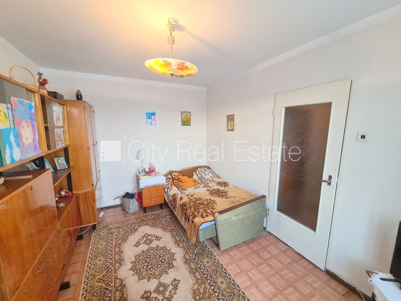 Sludinājumi. Fasādes māja, ieeja no pagalma, ir lifts, kāpņu telpa pēc kosmētiskā remonta, lodžija, logi vērsti Cena: 35000 EUR Foto #4